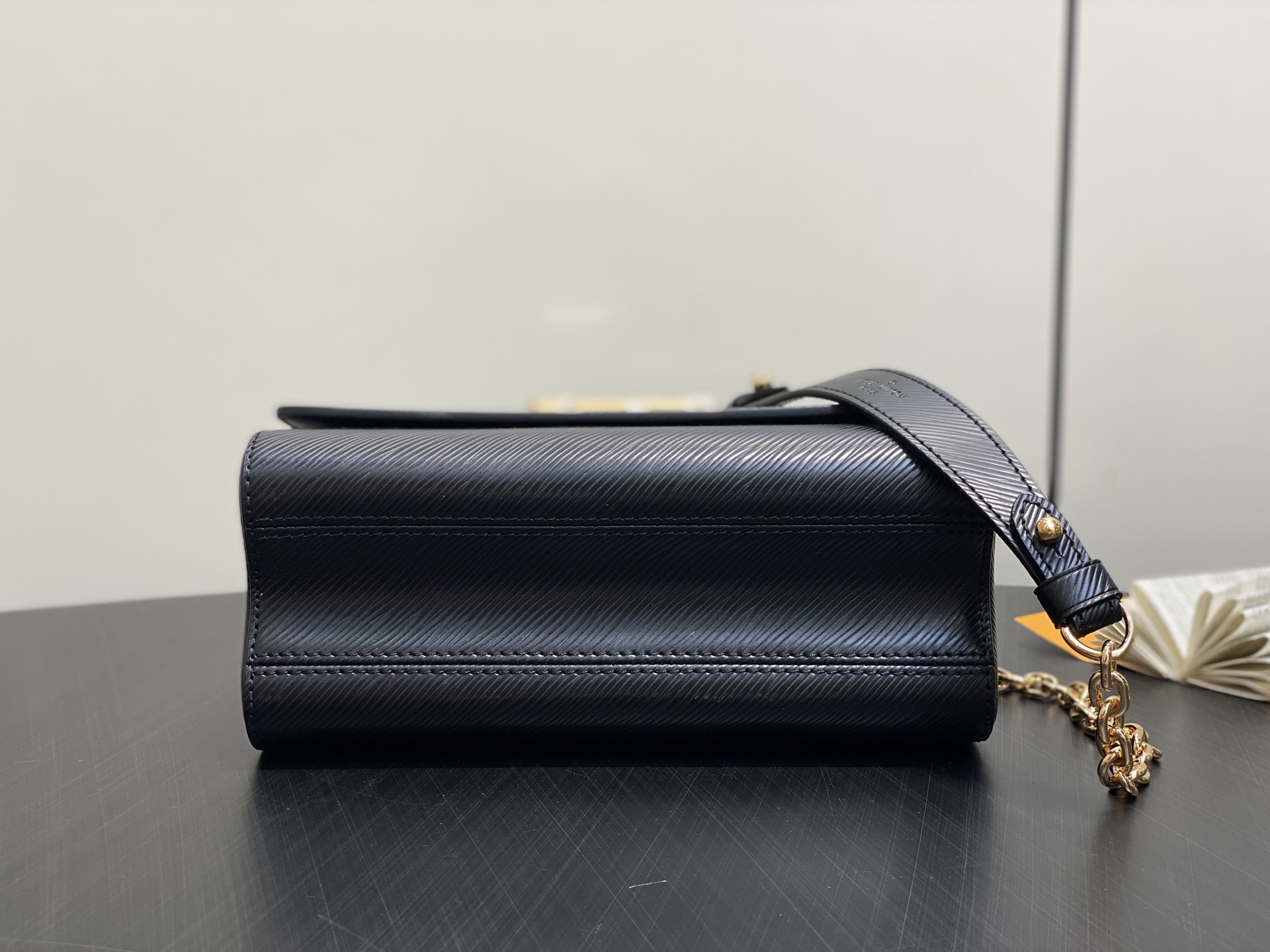 【顶级原单】M12506黑色 水波纹Twist TWIST 中号手袋 本款 Twist 中号手袋采用 E