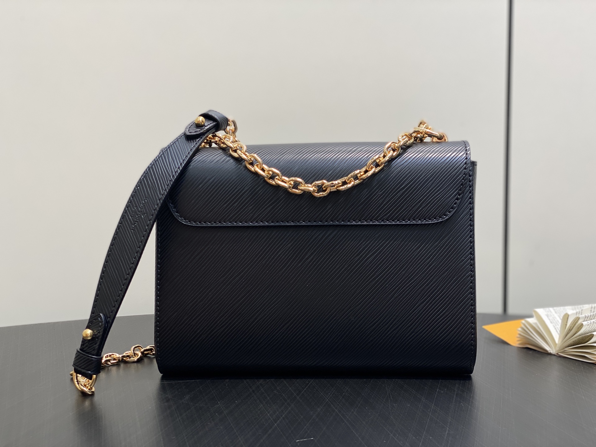 【顶级原单】M12506黑色 水波纹Twist TWIST 中号手袋 本款 Twist 中号手袋采用 E