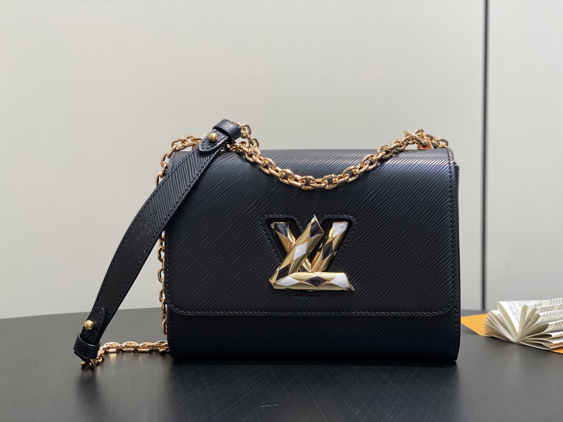 【顶级原单】M12506黑色 水波纹Twist TWIST 中号手袋 本款 Twist 中号手袋采用 E