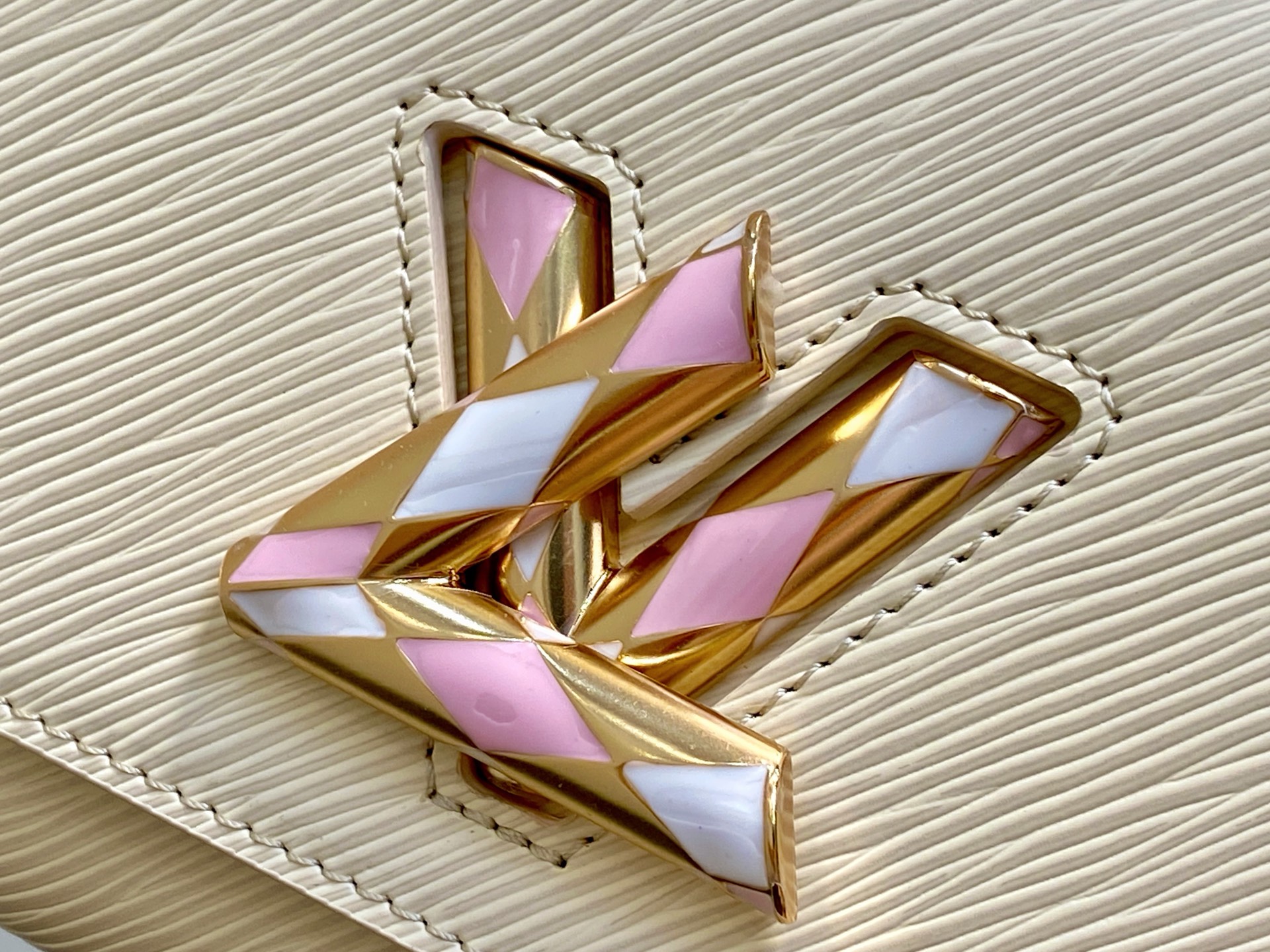 【顶级原单】M12507米白 水波纹twist TWIST 小号手袋 本款 Twist 小号手袋取材标志