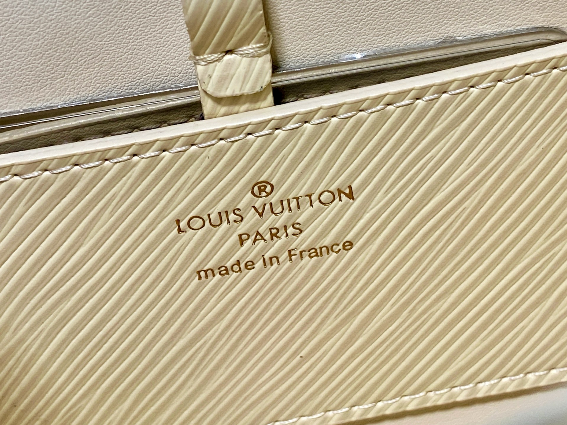 【顶级原单】M12507米白 水波纹twist TWIST 小号手袋 本款 Twist 小号手袋取材标志