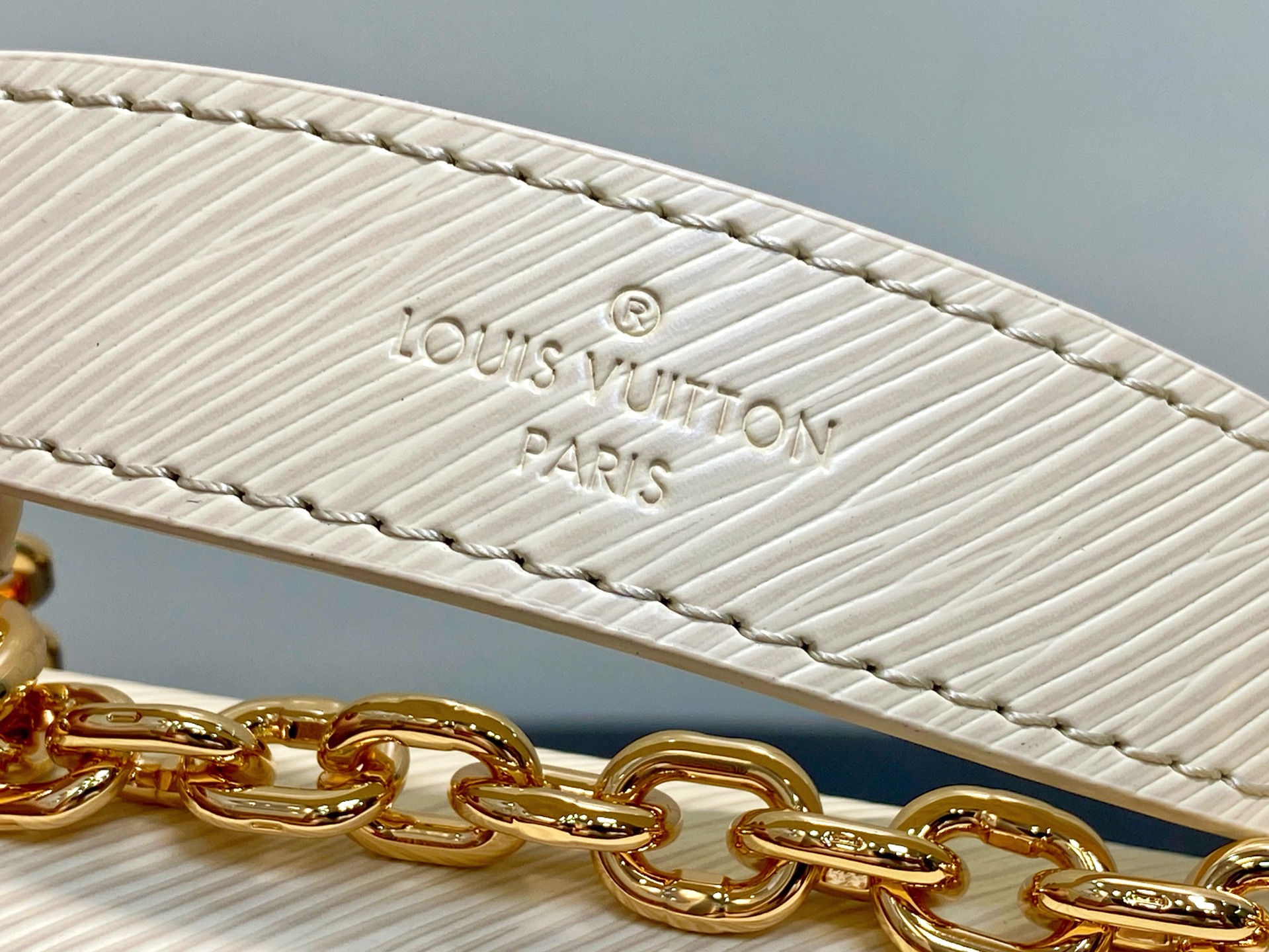 【顶级原单】M12507米白 水波纹twist TWIST 小号手袋 本款 Twist 小号手袋取材标志