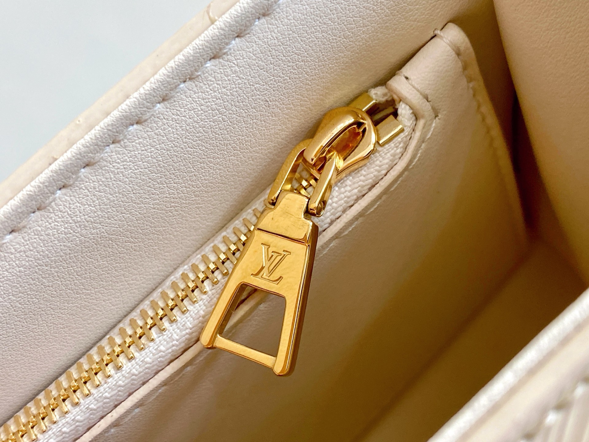 【顶级原单】M12507米白 水波纹twist TWIST 小号手袋 本款 Twist 小号手袋取材标志