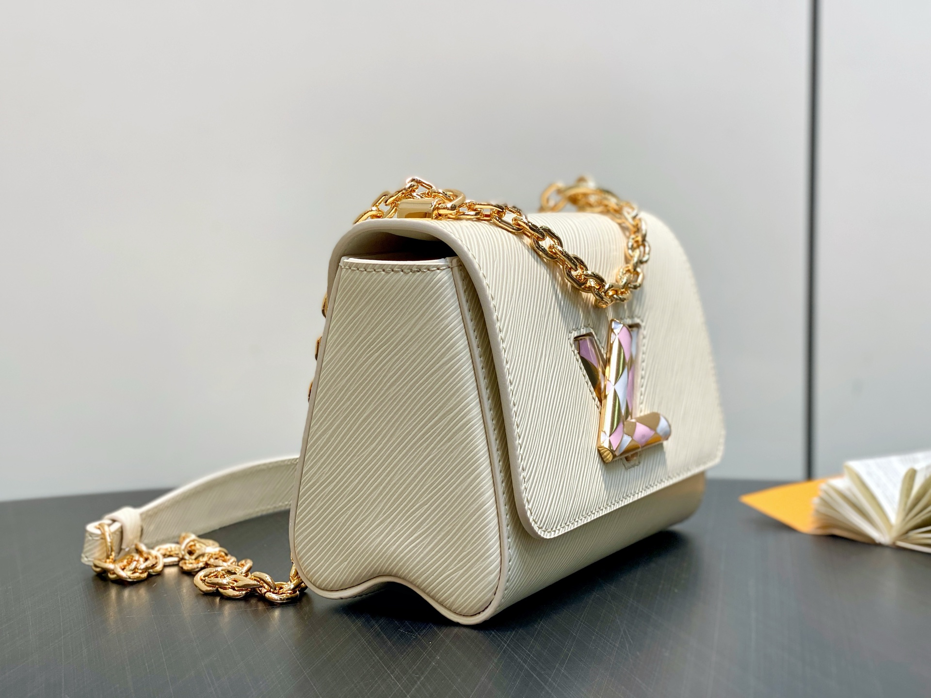 【顶级原单】M12507米白 水波纹twist TWIST 小号手袋 本款 Twist 小号手袋取材标志