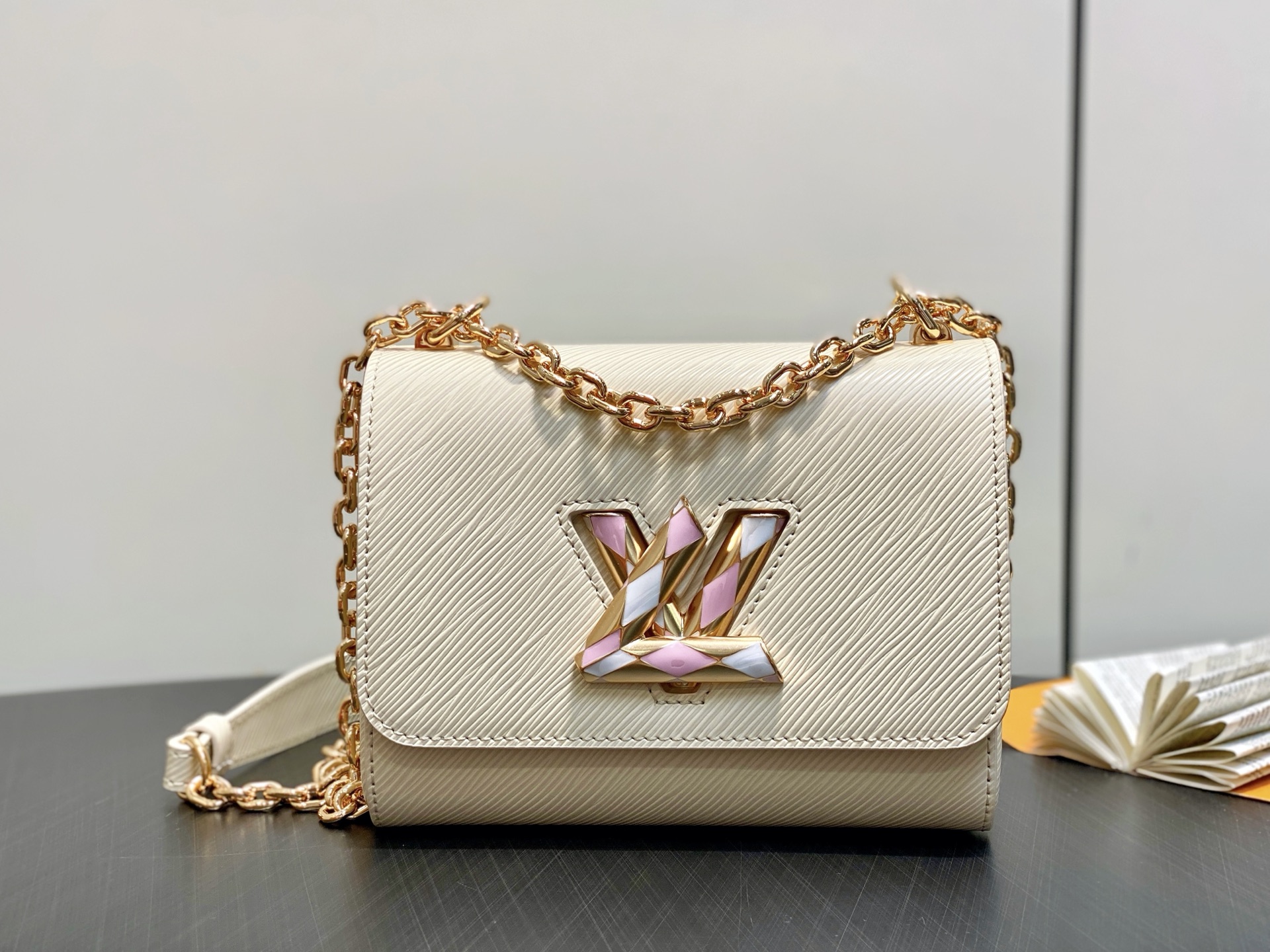 【顶级原单】M12507米白 水波纹twist TWIST 小号手袋 本款 Twist 小号手袋取材标志