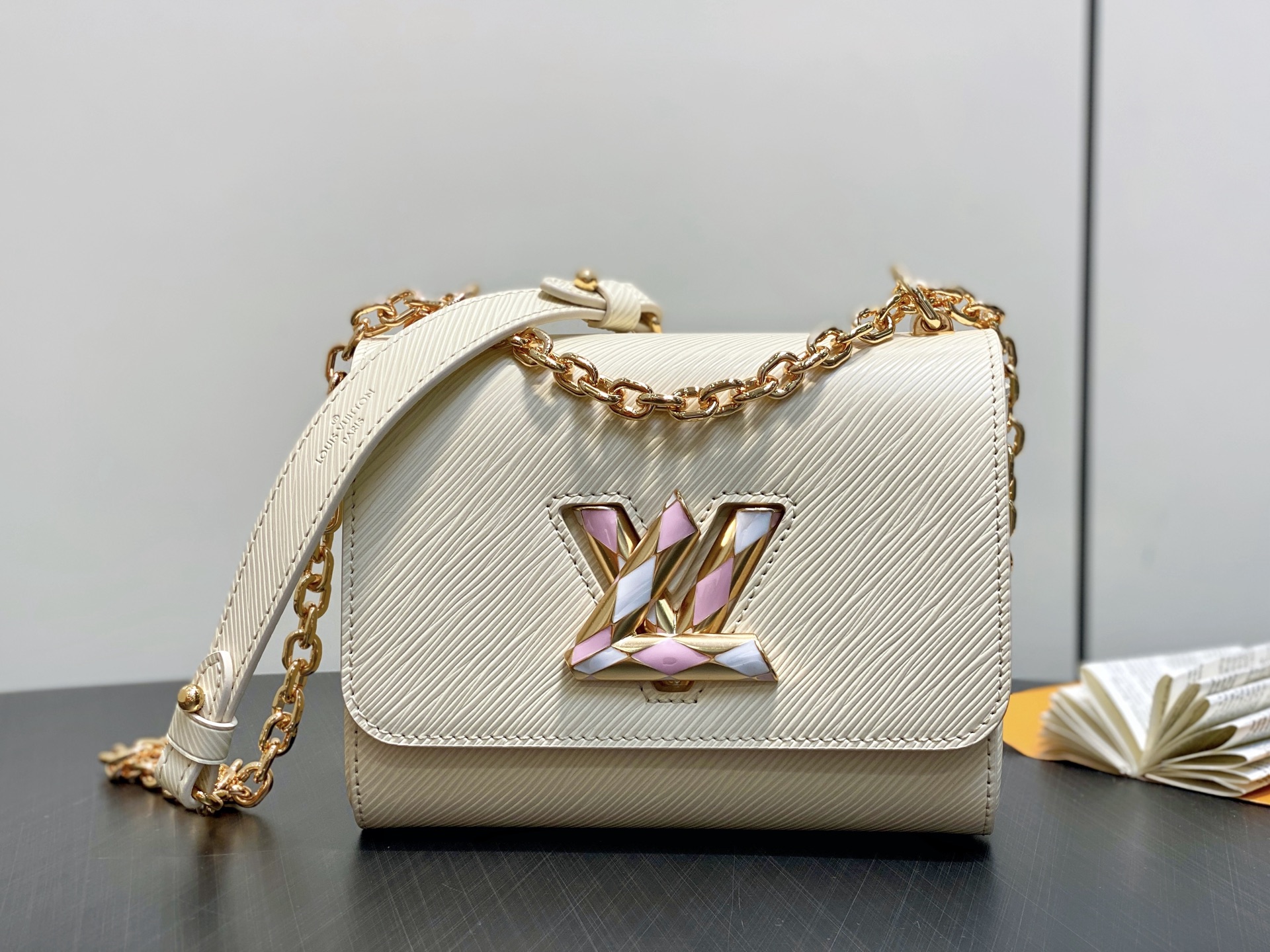 【顶级原单】M12507米白 水波纹twist TWIST 小号手袋 本款 Twist 小号手袋取材标志