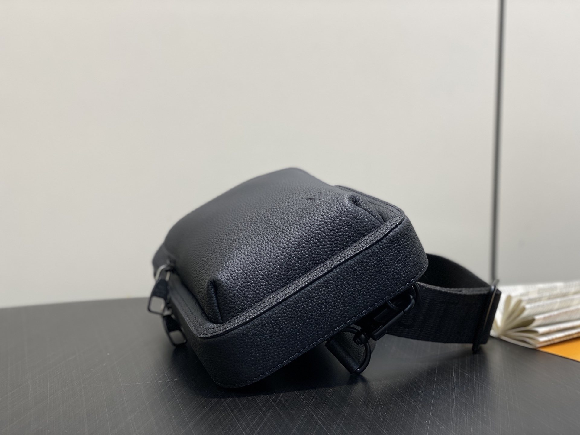 【顶级原单】M15255黑色 全皮单肩包胸包 本款 Avenue 小号单肩包 选用 Monogram E