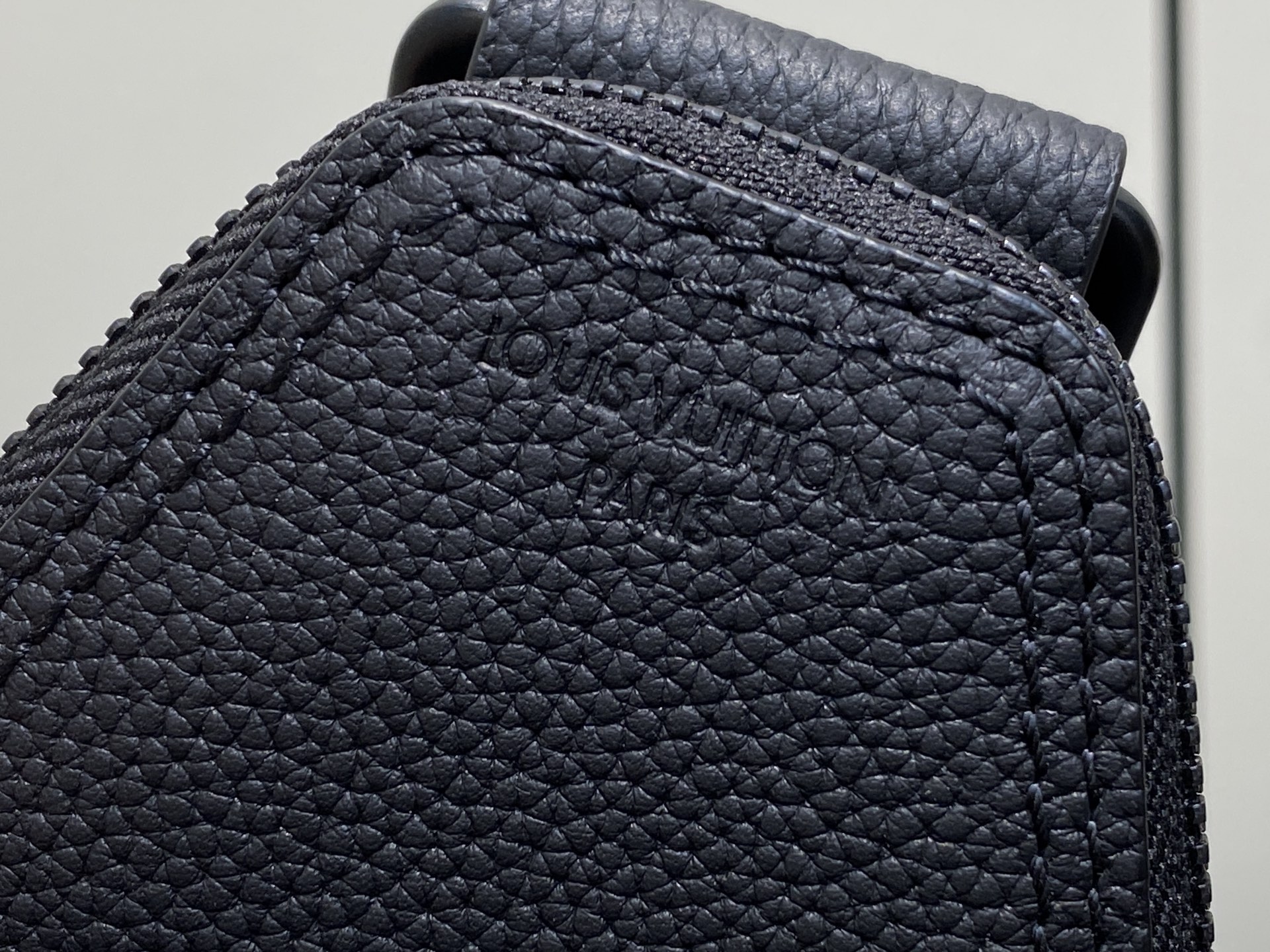 【顶级原单】M15255黑色 全皮单肩包胸包 本款 Avenue 小号单肩包 选用 Monogram E