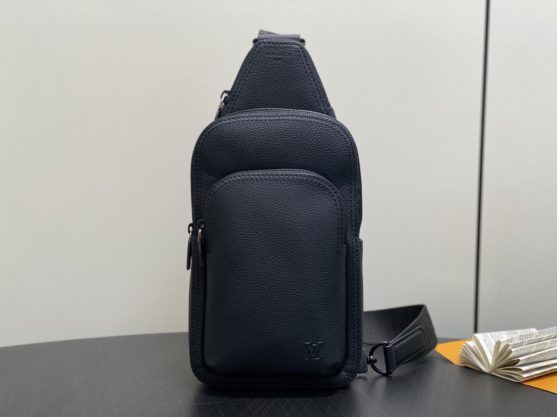 【顶级原单】M15255黑色 全皮单肩包胸包 本款 Avenue 小号单肩包 选用 Monogram E