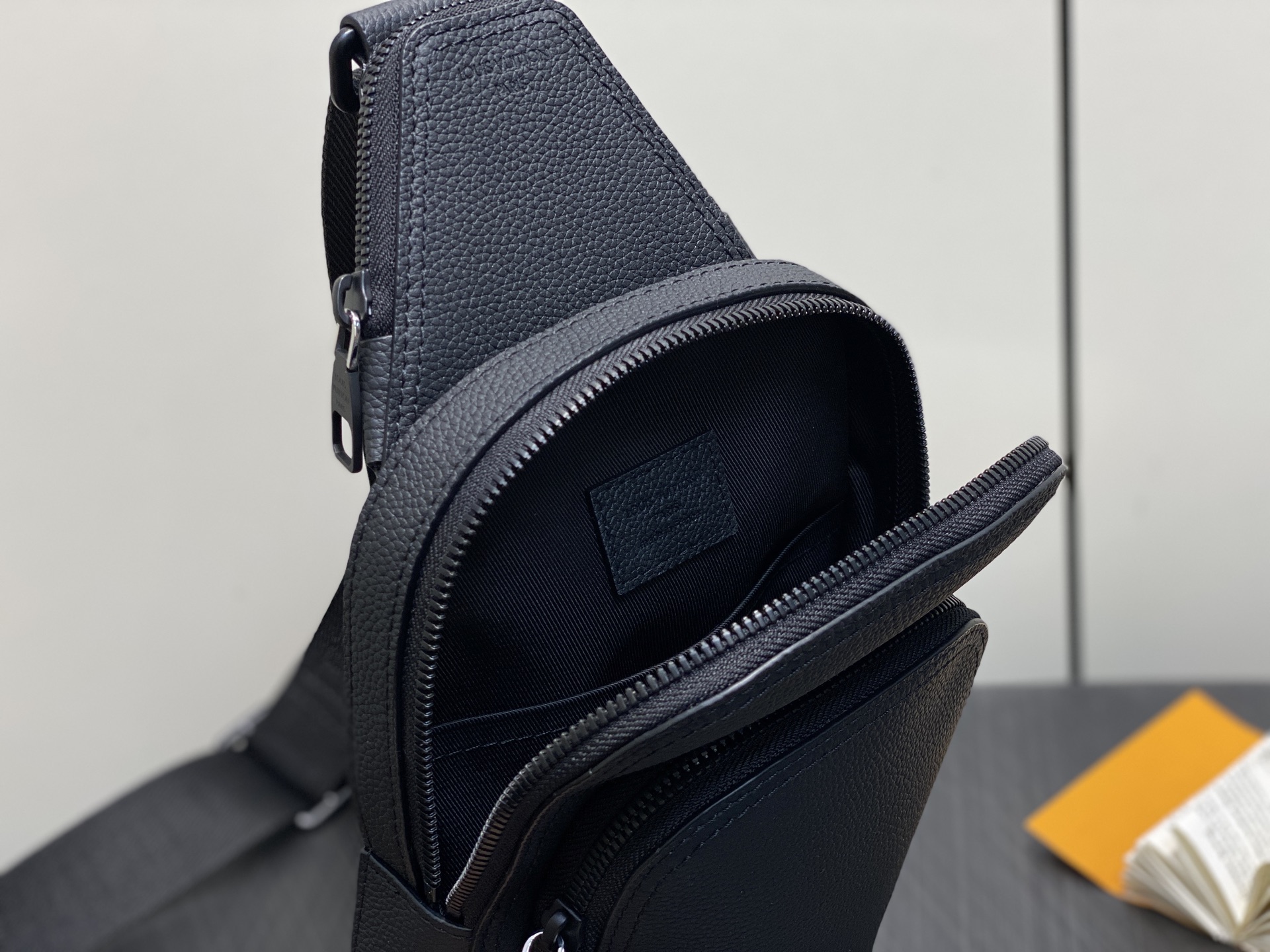 【顶级原单】M15255黑色 全皮单肩包胸包 本款 Avenue 小号单肩包 选用 Monogram E