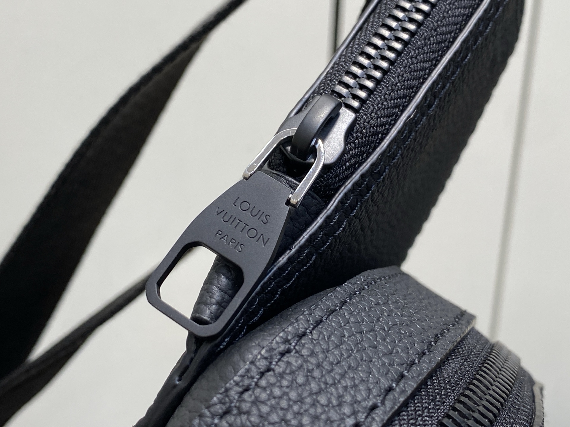 【顶级原单】M15255黑色 全皮单肩包胸包 本款 Avenue 小号单肩包 选用 Monogram E