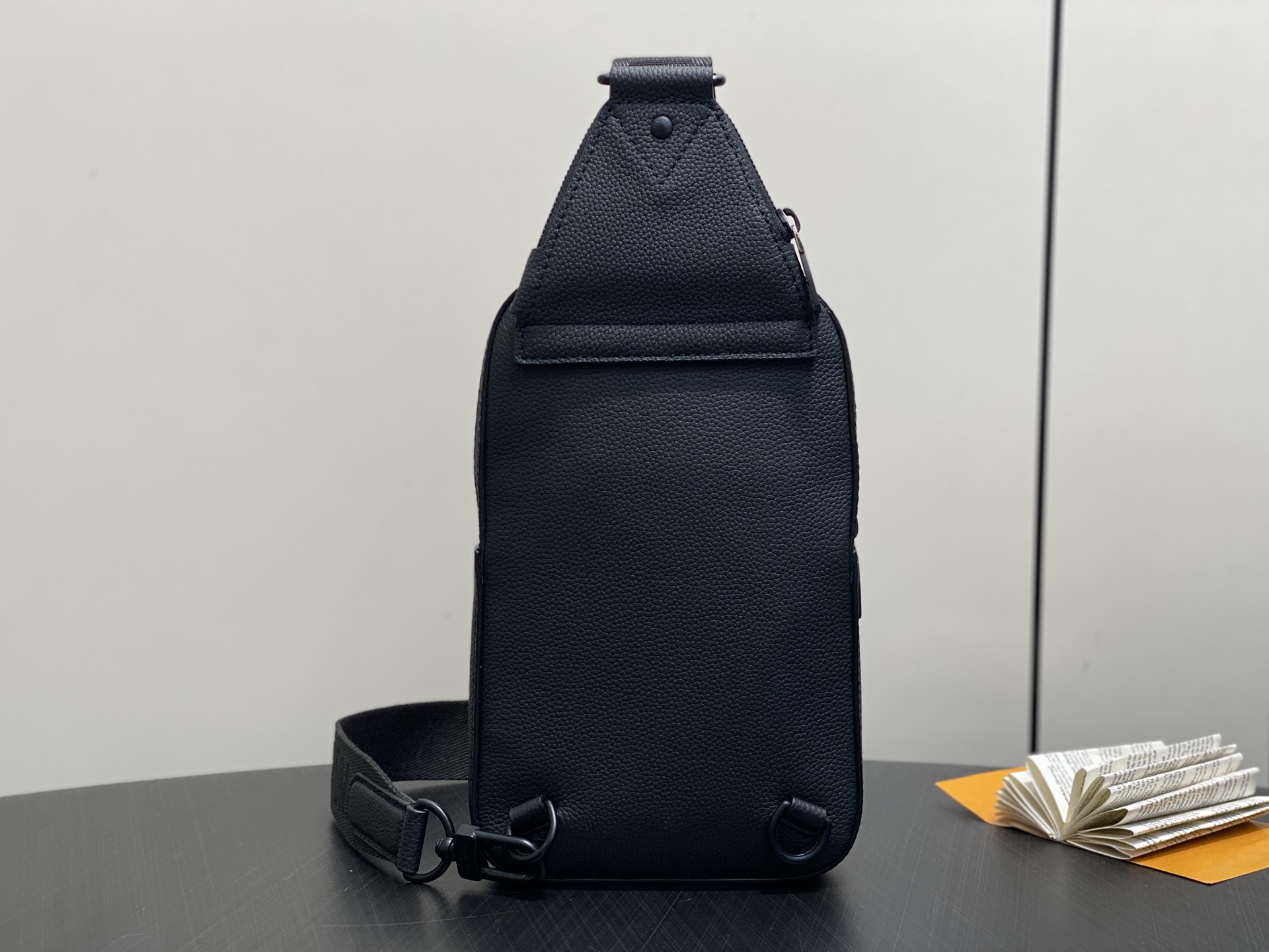 【顶级原单】M15255黑色 全皮单肩包胸包 本款 Avenue 小号单肩包 选用 Monogram E