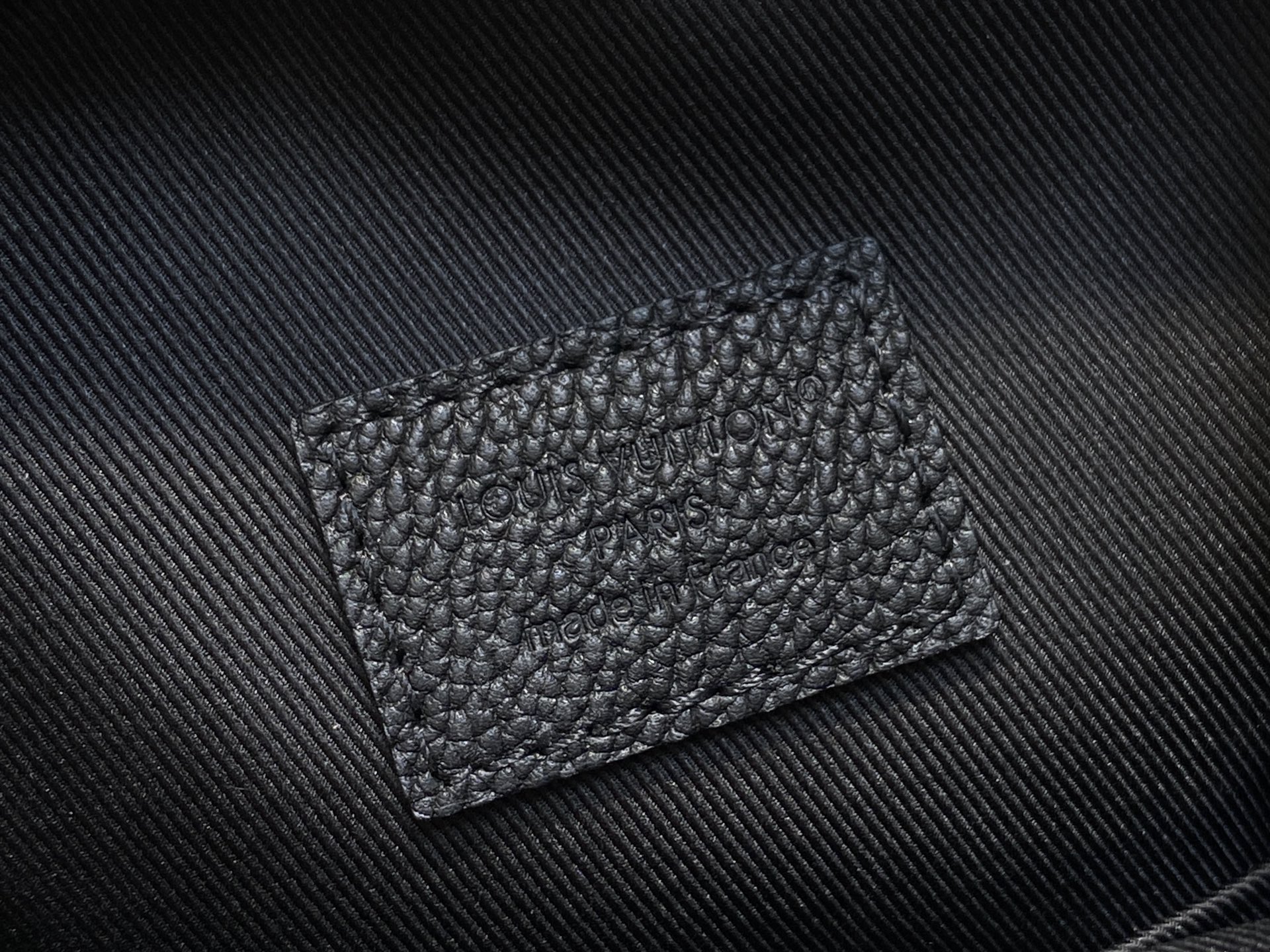 【顶级原单】M15255黑色 全皮单肩包胸包 本款 Avenue 小号单肩包 选用 Monogram E