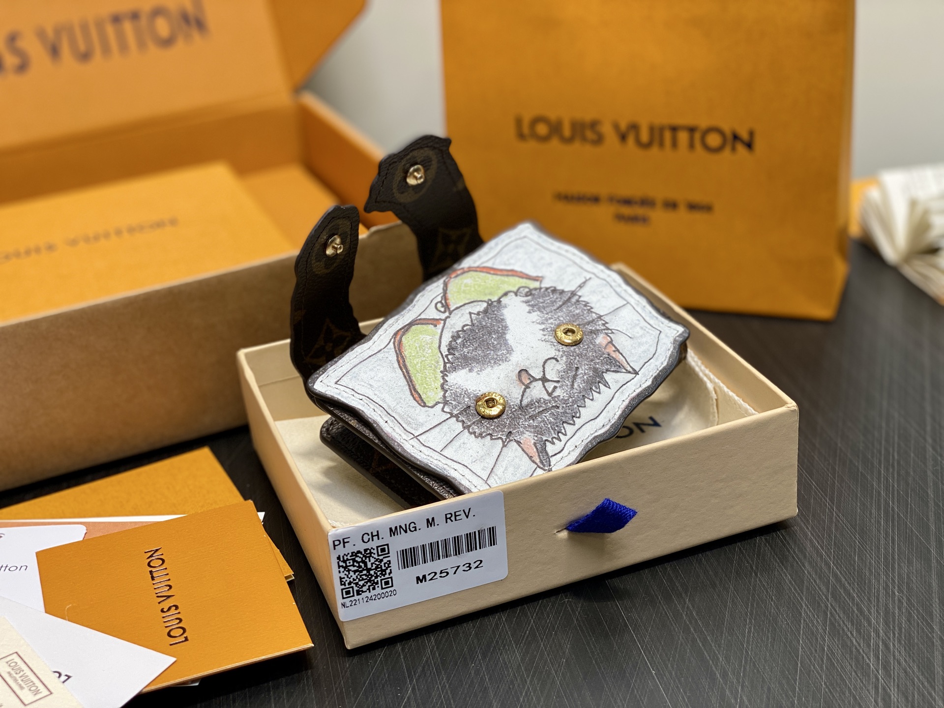 【顶级原单】M25732老花 猫咪两折钱包 Pawket 钱包 取材牛皮革和帆布，为经典Monogram