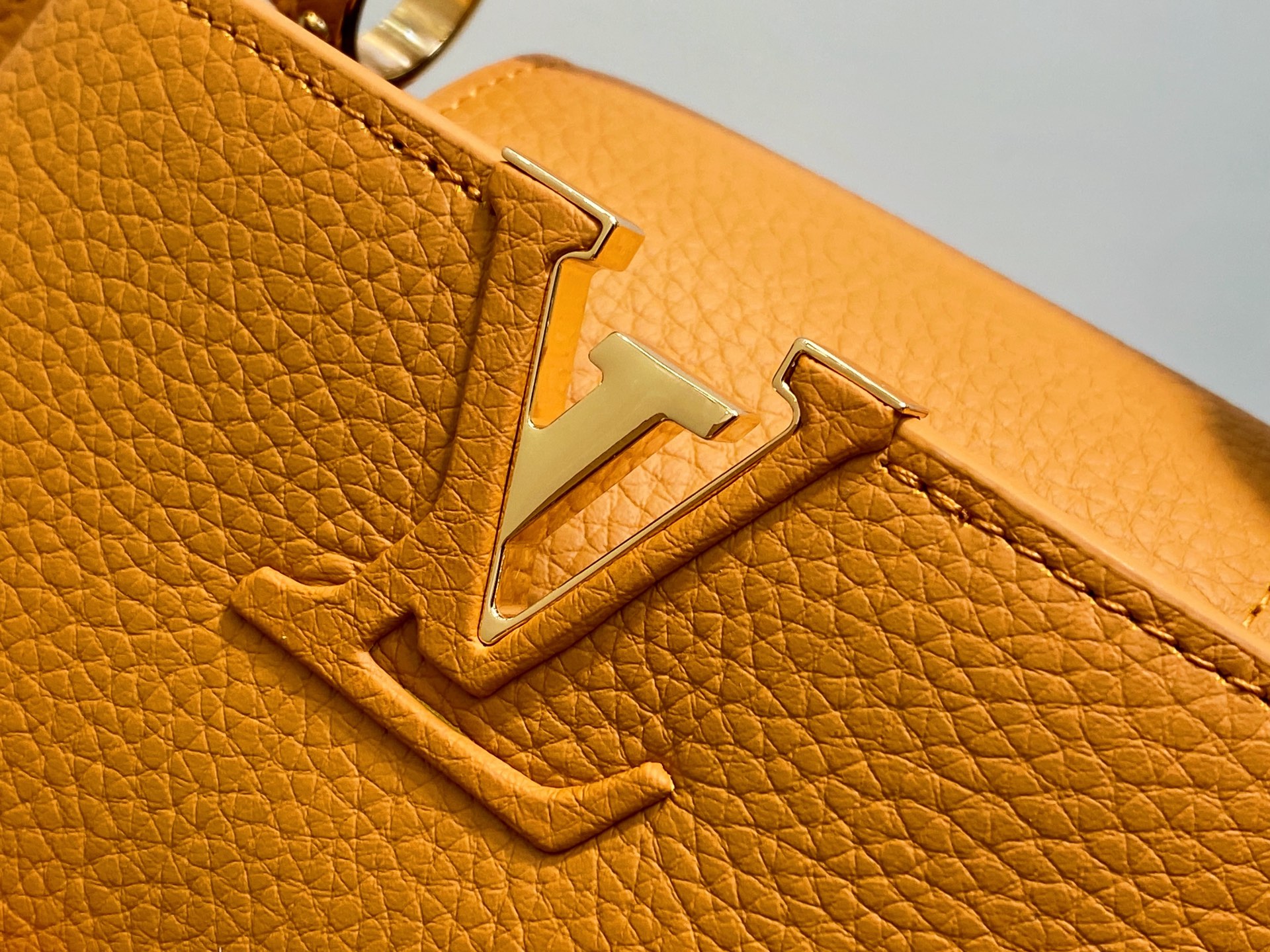 【顶级原单】M23703橙色 全皮cap那英款 Capucines 迷你手袋 于 2013 年问世，以 