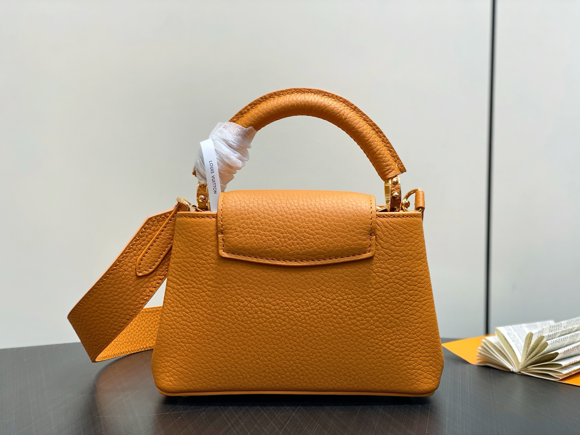 【顶级原单】M23703橙色 全皮cap那英款 Capucines 迷你手袋 于 2013 年问世，以 