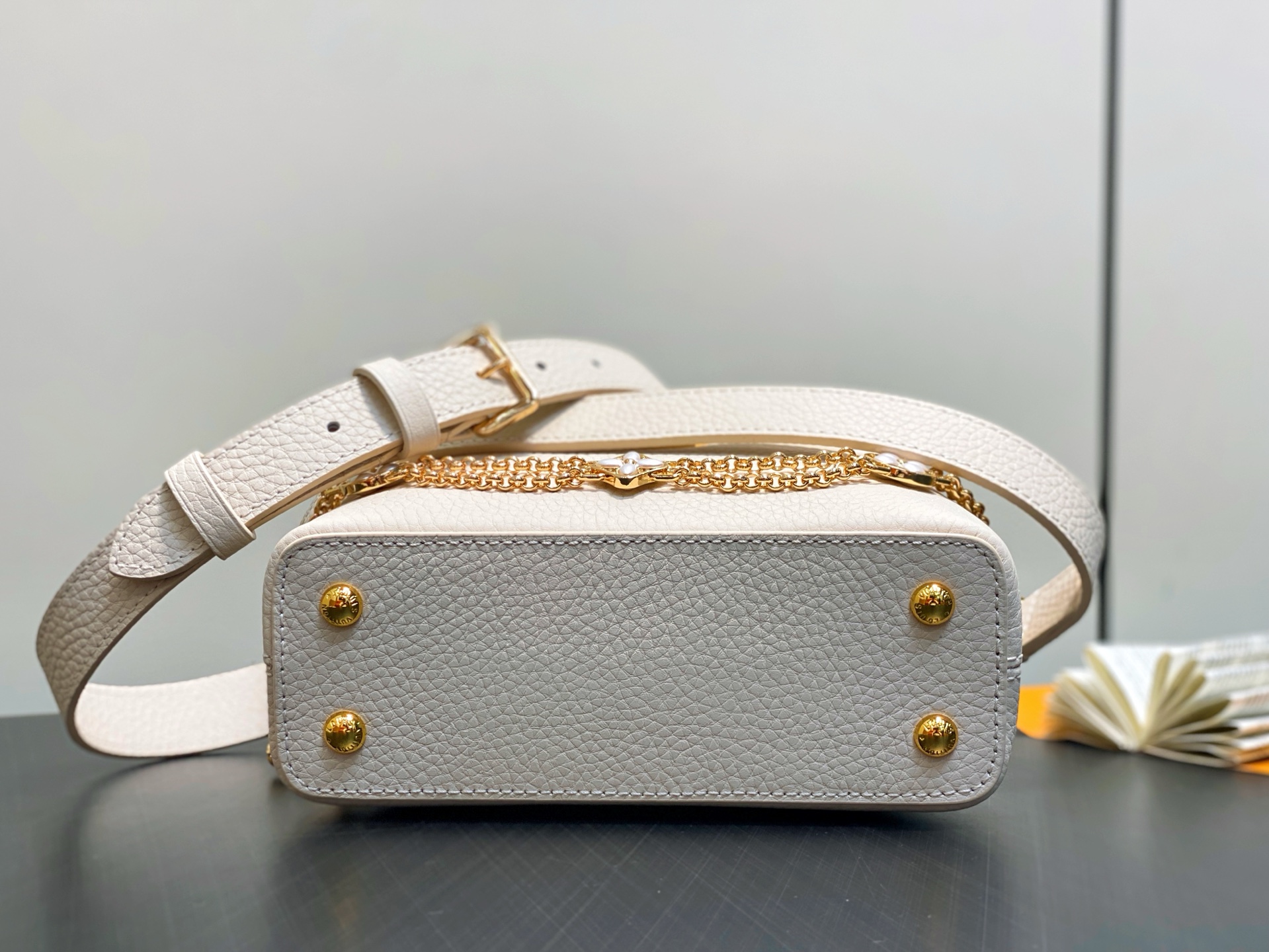 【顶级原单】M25862米白香芋紫 花朵链条全皮cap那英款 本款 Capucines 迷你手袋为 Ta