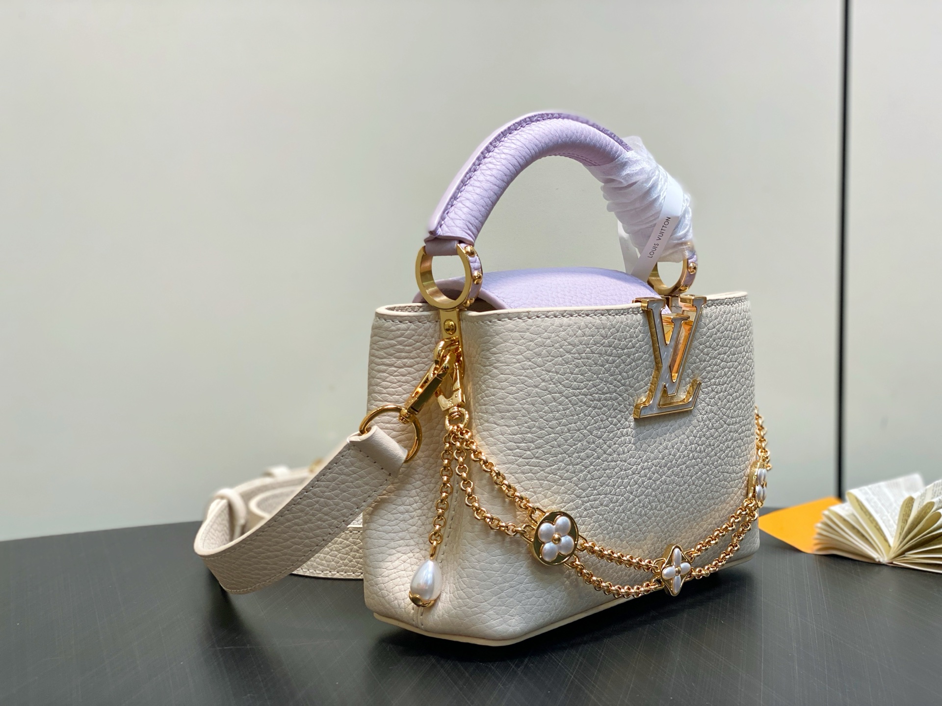 【顶级原单】M25862米白香芋紫 花朵链条全皮cap那英款 本款 Capucines 迷你手袋为 Ta