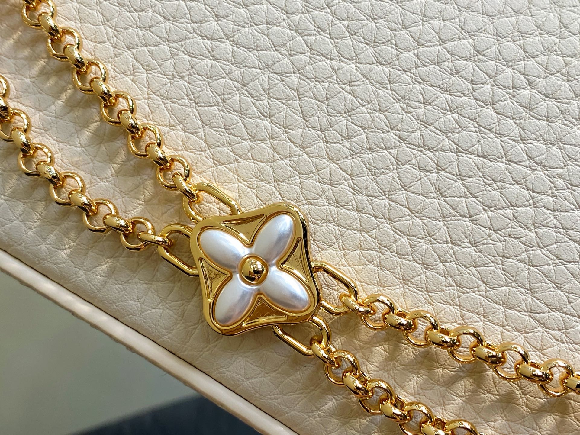 【顶级原单】M25862米白香芋紫 花朵链条全皮cap那英款 本款 Capucines 迷你手袋为 Ta