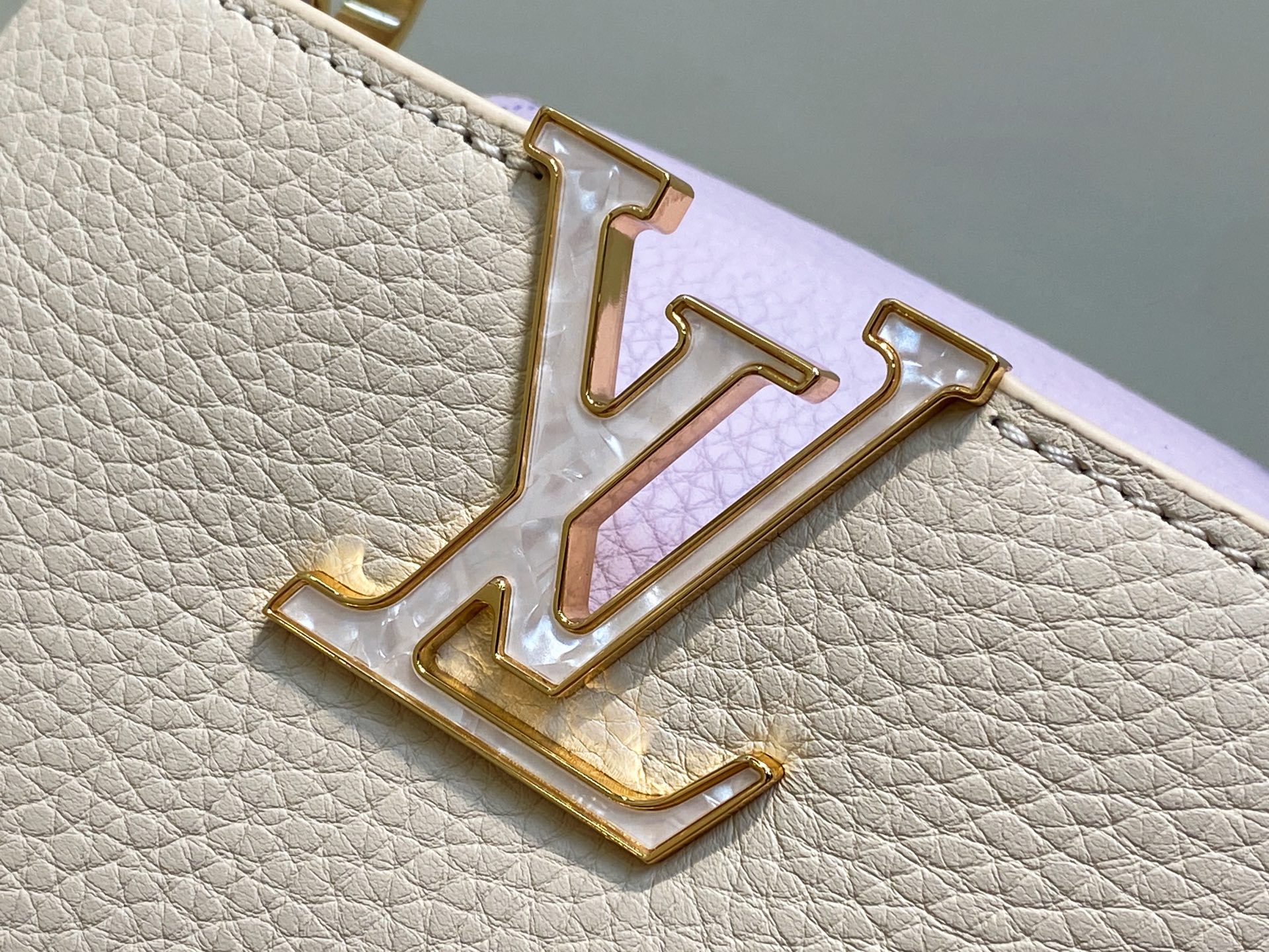 【顶级原单】M25862米白香芋紫 花朵链条全皮cap那英款 本款 Capucines 迷你手袋为 Ta