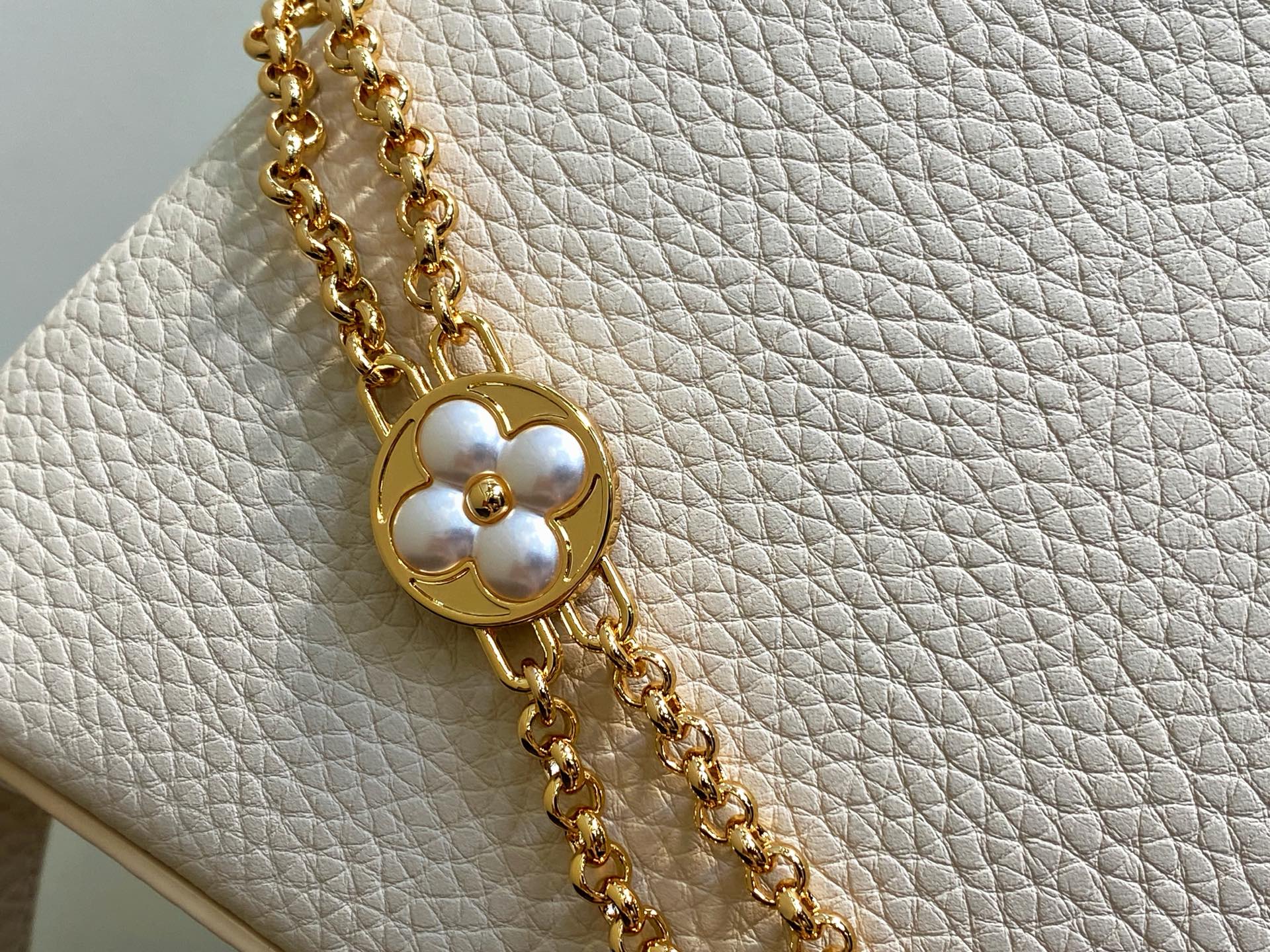 【顶级原单】M25862米白香芋紫 花朵链条全皮cap那英款 本款 Capucines BB手袋 为 T