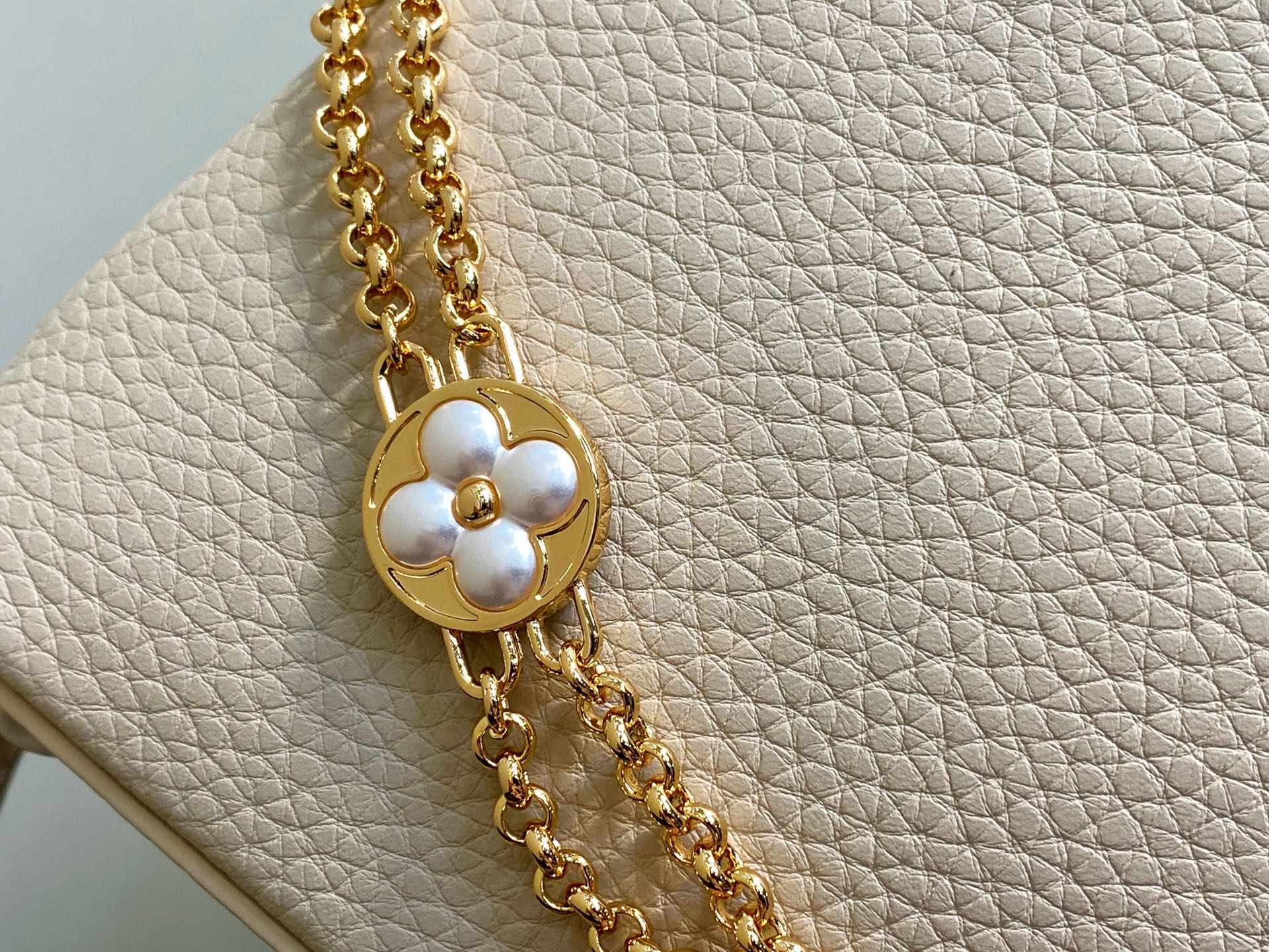 【顶级原单】M25862米黄 花朵链条全皮cap那英款 本款 Capucines BB手袋 为 Taur