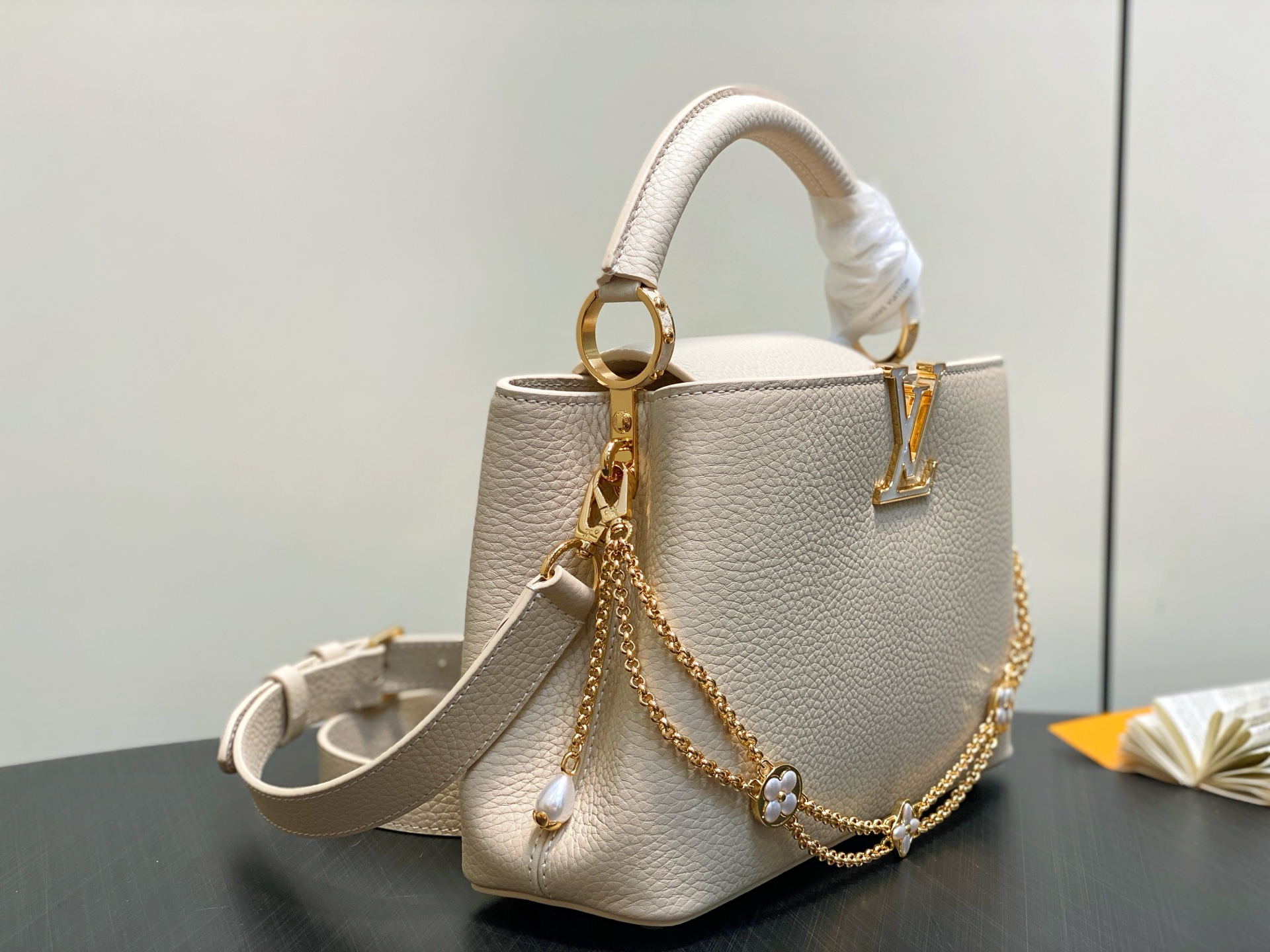 【顶级原单】M25862米黄 花朵链条全皮cap那英款 本款 Capucines BB手袋 为 Taur