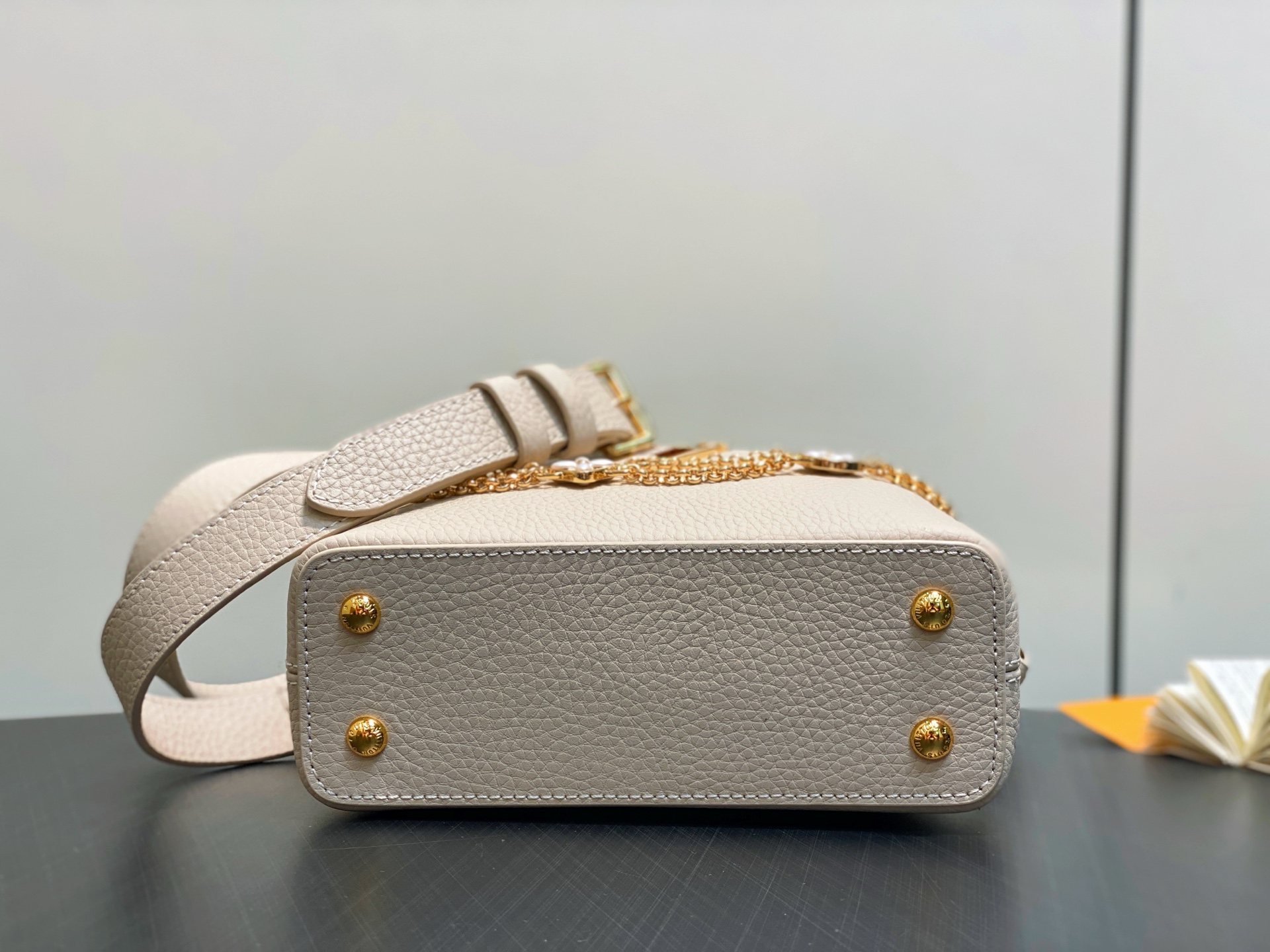 【顶级原单】M25862米黄 花朵链条全皮cap那英款 本款 Capucines 迷你手袋为 Tauri