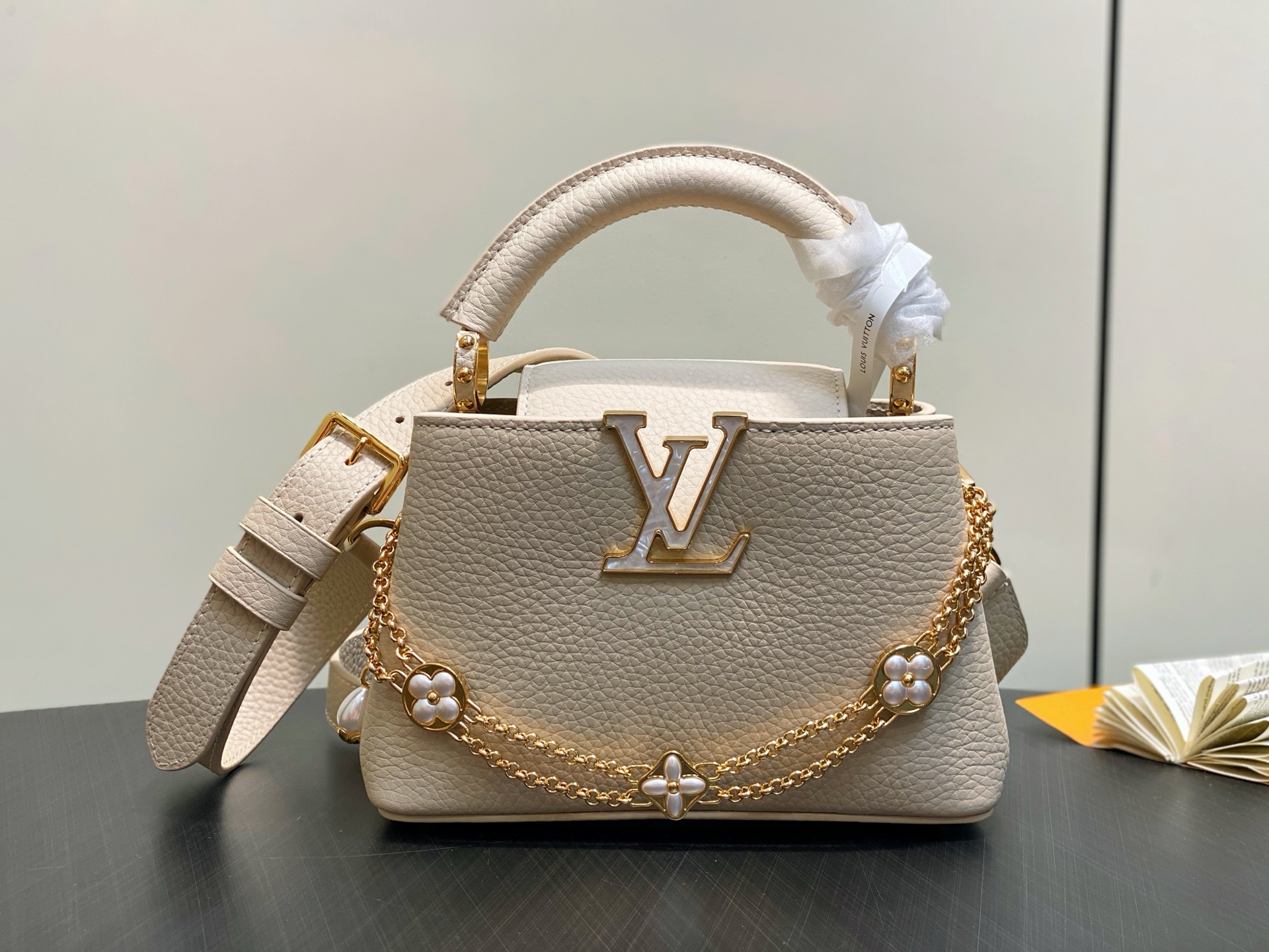 【顶级原单】M25862米黄 花朵链条全皮cap那英款 本款 Capucines 迷你手袋为 Tauri