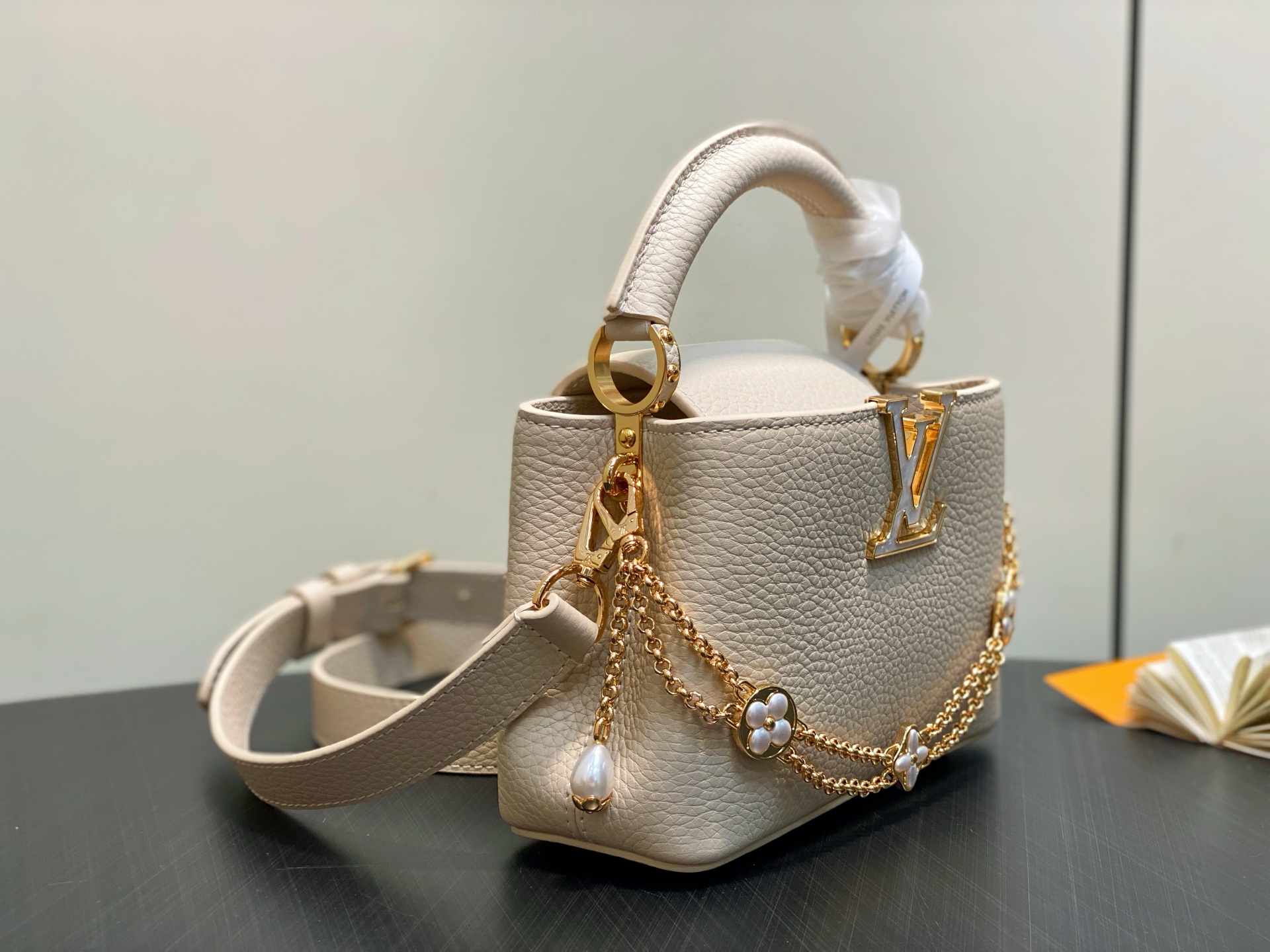 【顶级原单】M25862米黄 花朵链条全皮cap那英款 本款 Capucines 迷你手袋为 Tauri