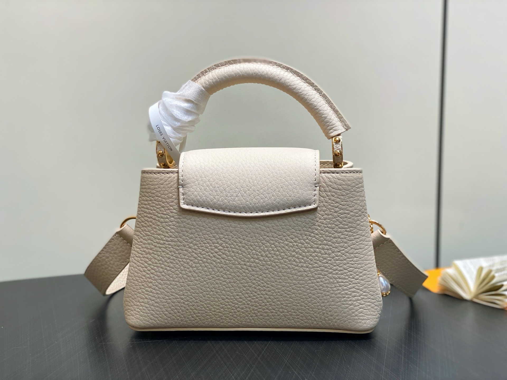 【顶级原单】M25862米黄 花朵链条全皮cap那英款 本款 Capucines 迷你手袋为 Tauri