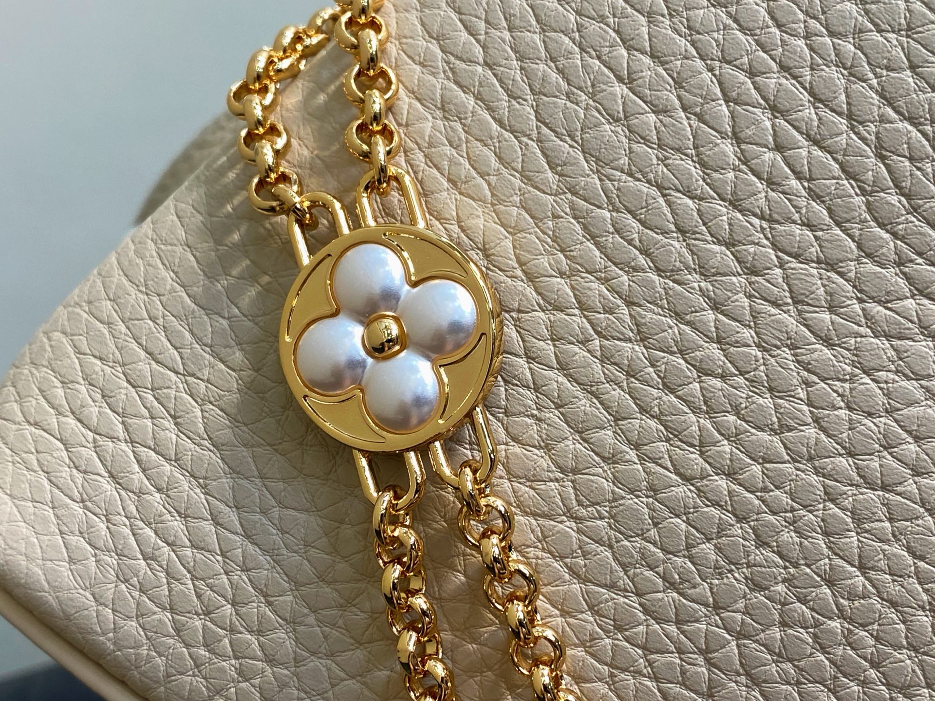 【顶级原单】M25862米黄 花朵链条全皮cap那英款 本款 Capucines 迷你手袋为 Tauri