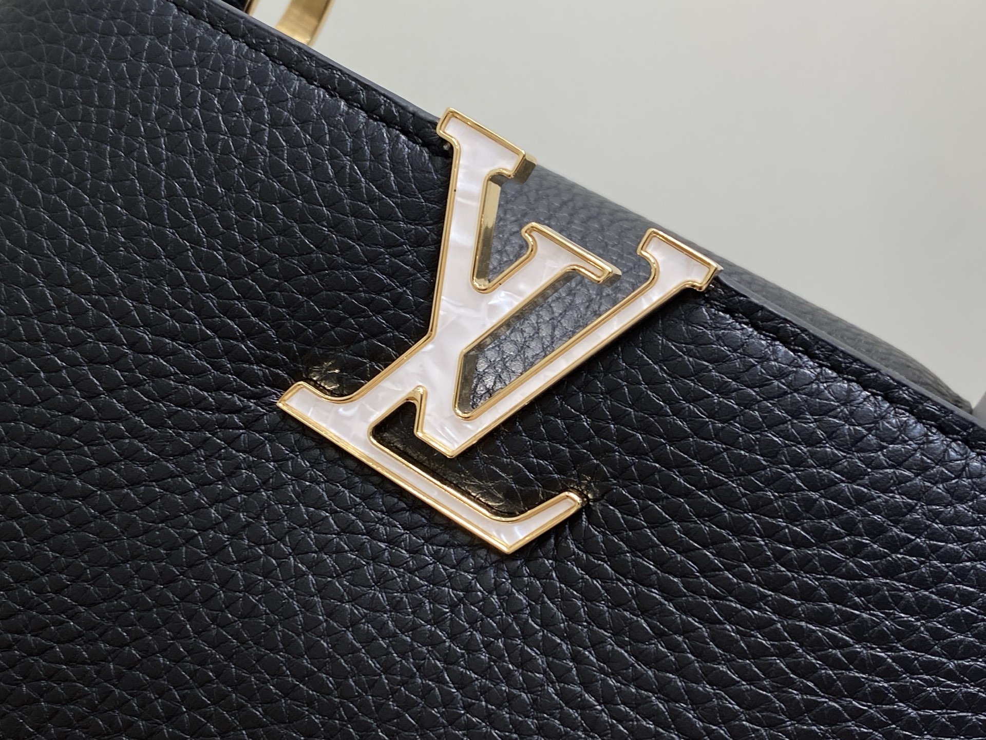 【顶级原单】M25862黑色 花朵链条全皮cap那英款 本款 Capucines BB手袋 为 Taur