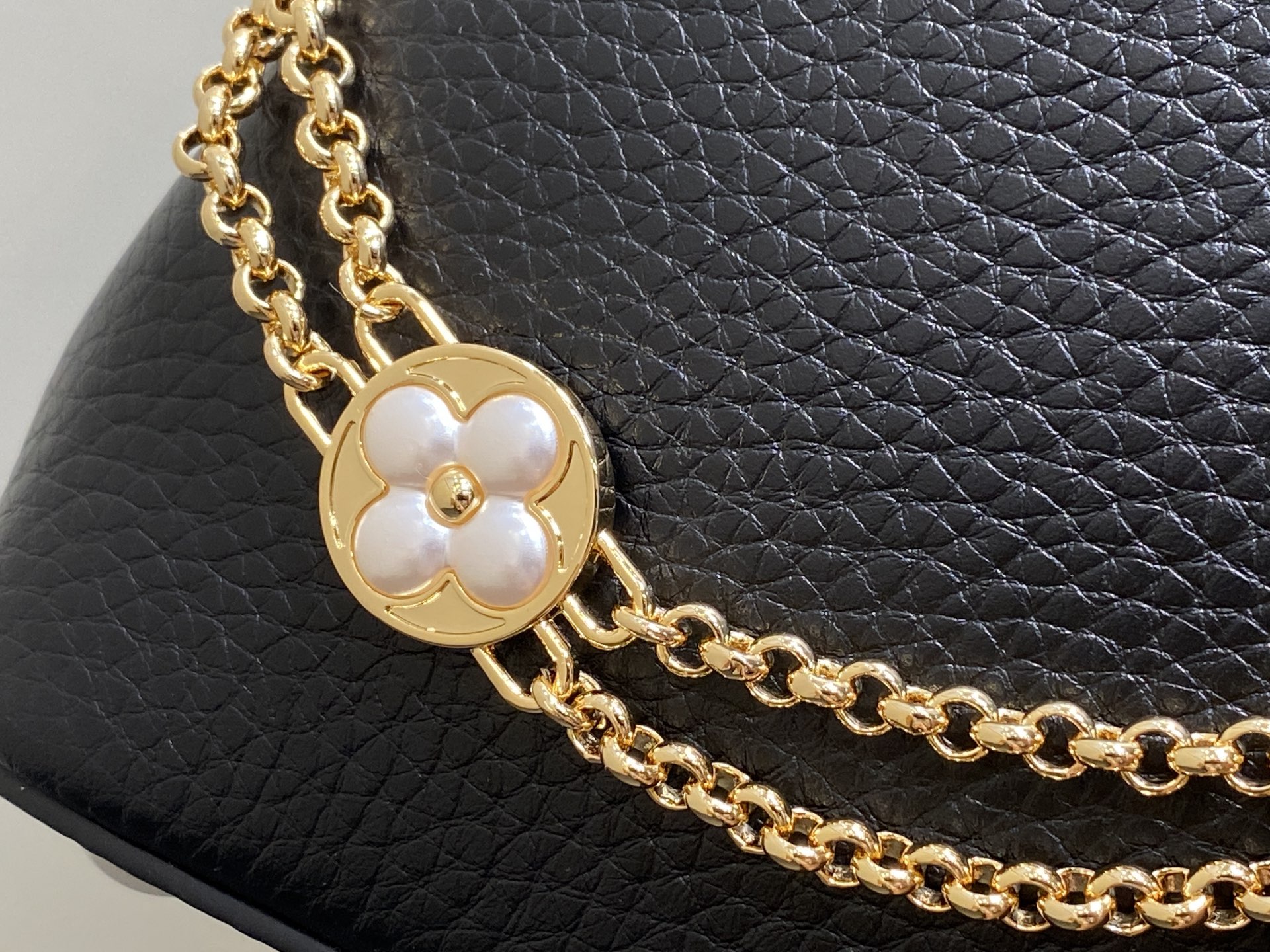 【顶级原单】M25862黑色 花朵链条全皮cap那英款 本款 Capucines BB手袋 为 Taur