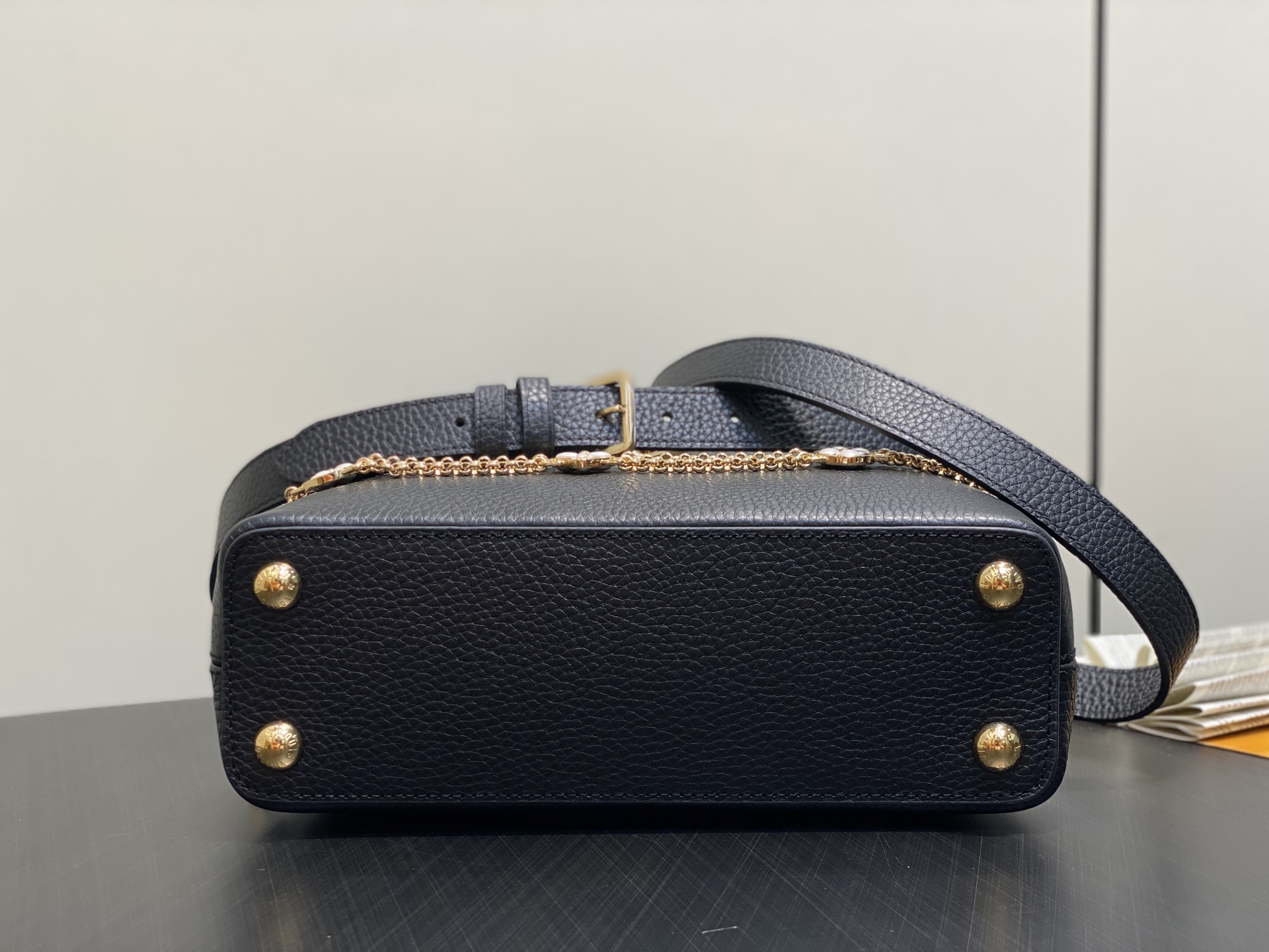 【顶级原单】M25862黑色 花朵链条全皮cap那英款 本款 Capucines BB手袋 为 Taur