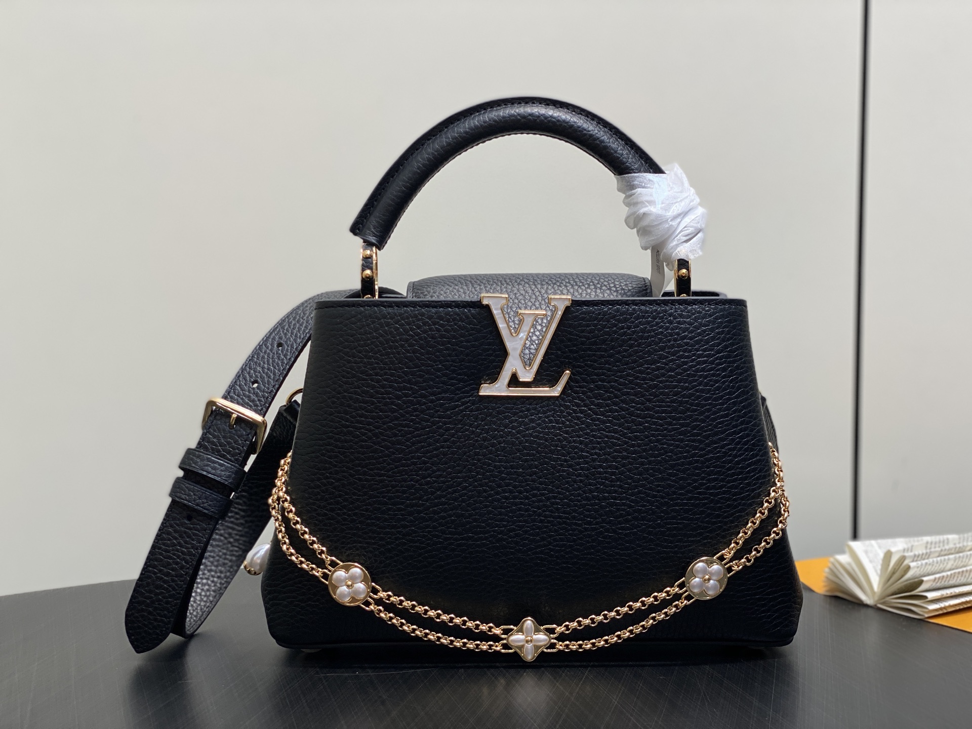 【顶级原单】M25862黑色 花朵链条全皮cap那英款 本款 Capucines BB手袋 为 Taur