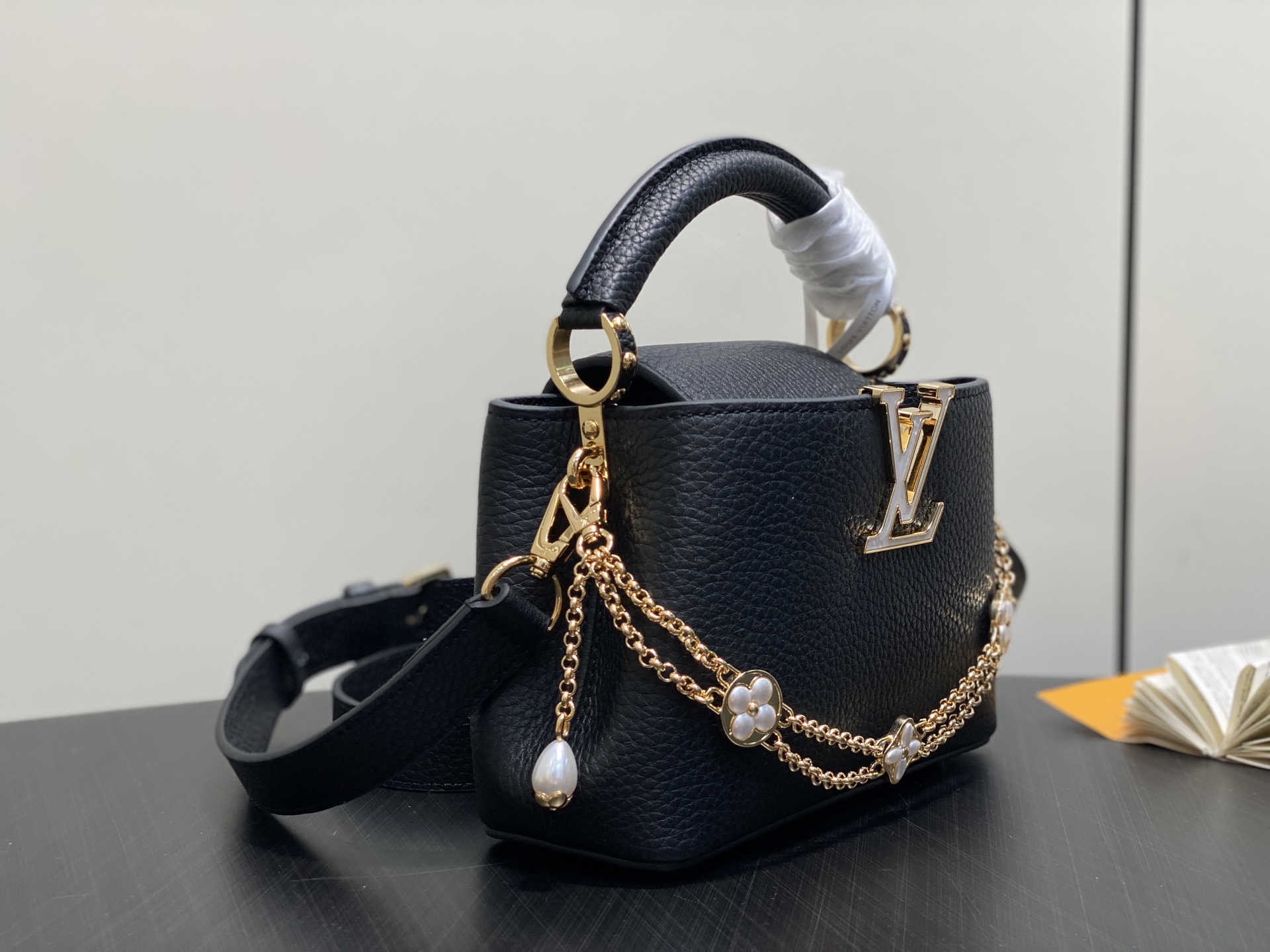 【顶级原单】M25862黑色 花朵链条全皮cap那英款 本款 Capucines 迷你手袋为 Tauri