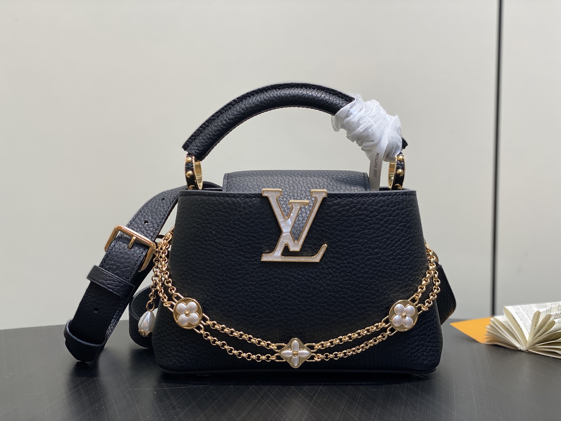 【顶级原单】M25862黑色 花朵链条全皮cap那英款 本款 Capucines 迷你手袋为 Tauri