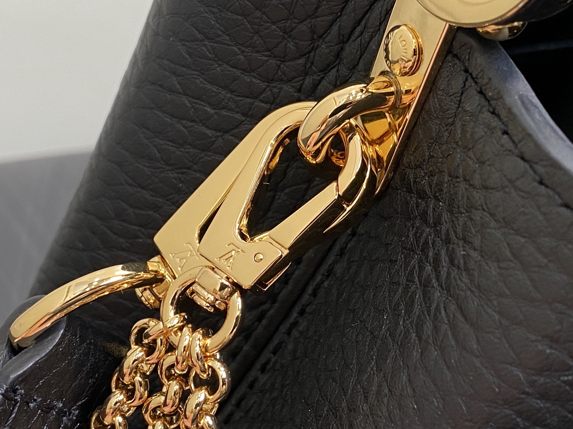 【顶级原单】M25862黑色 花朵链条全皮cap那英款 本款 Capucines 迷你手袋为 Tauri