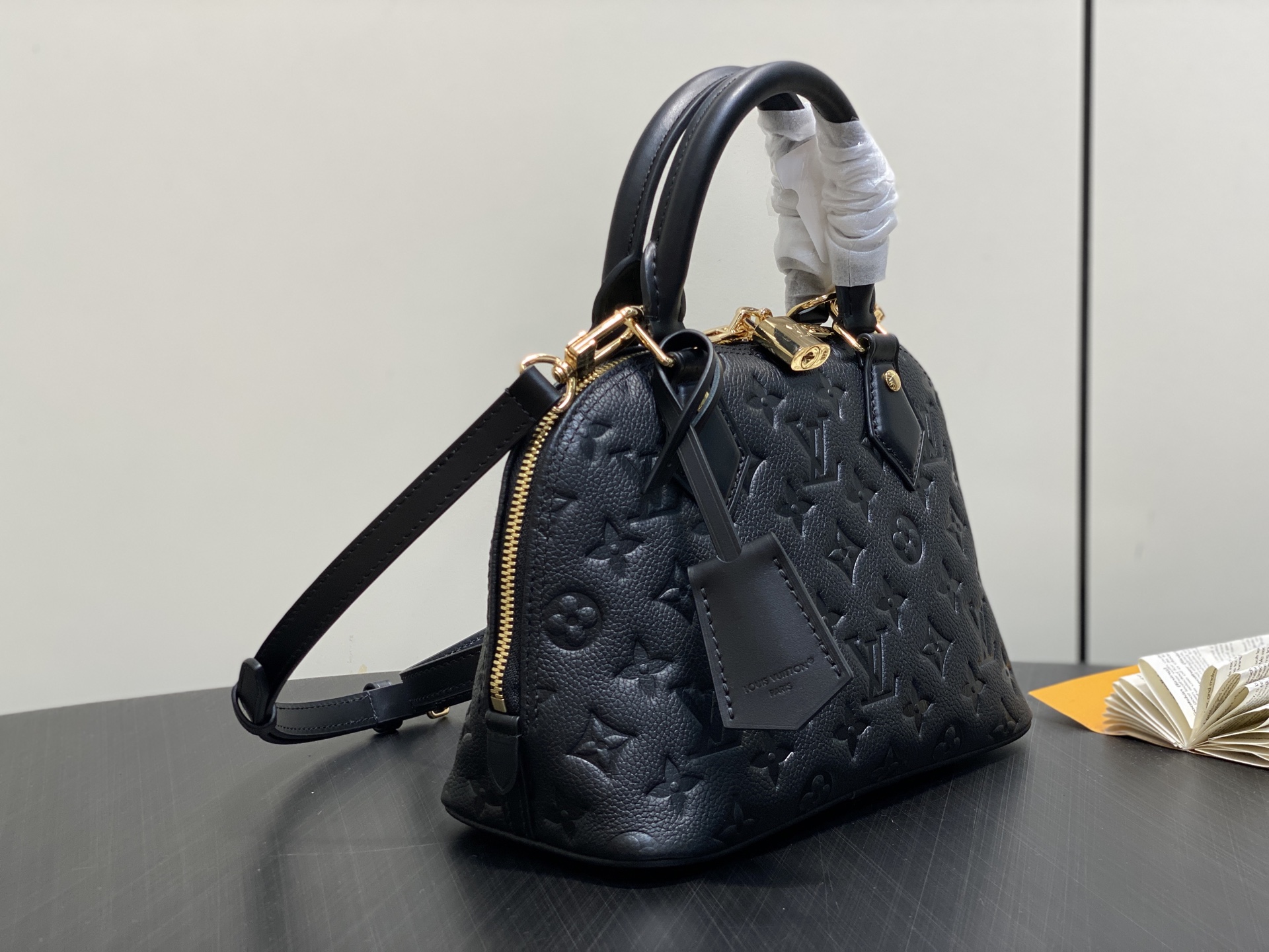 【顶级原单】M26489黑色 全皮压花贝壳包 Alma bb 手袋 充满巴黎优雅气息的Alma BB。光