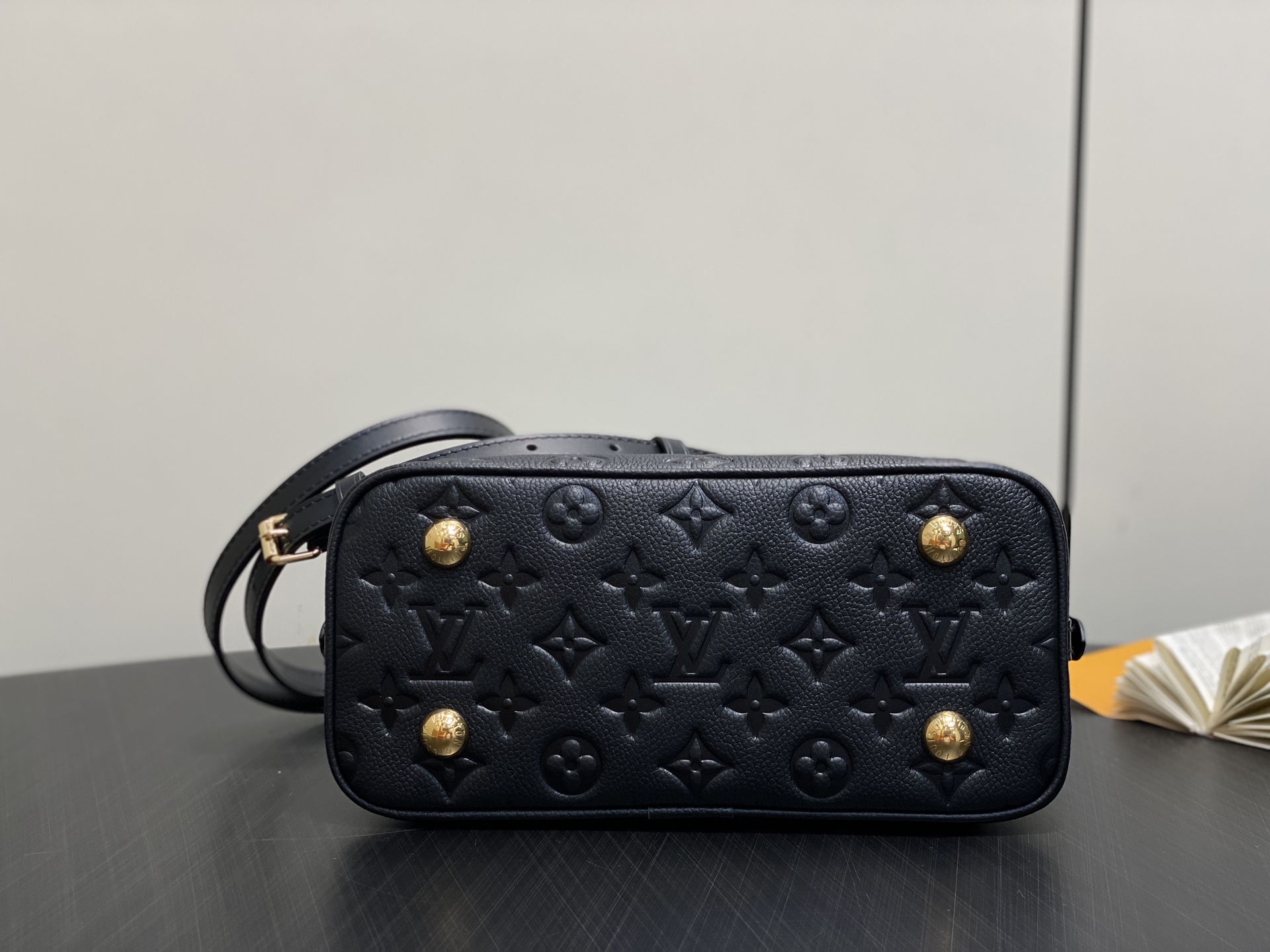 【顶级原单】M26489黑色 全皮压花贝壳包 Alma bb 手袋 充满巴黎优雅气息的Alma BB。光