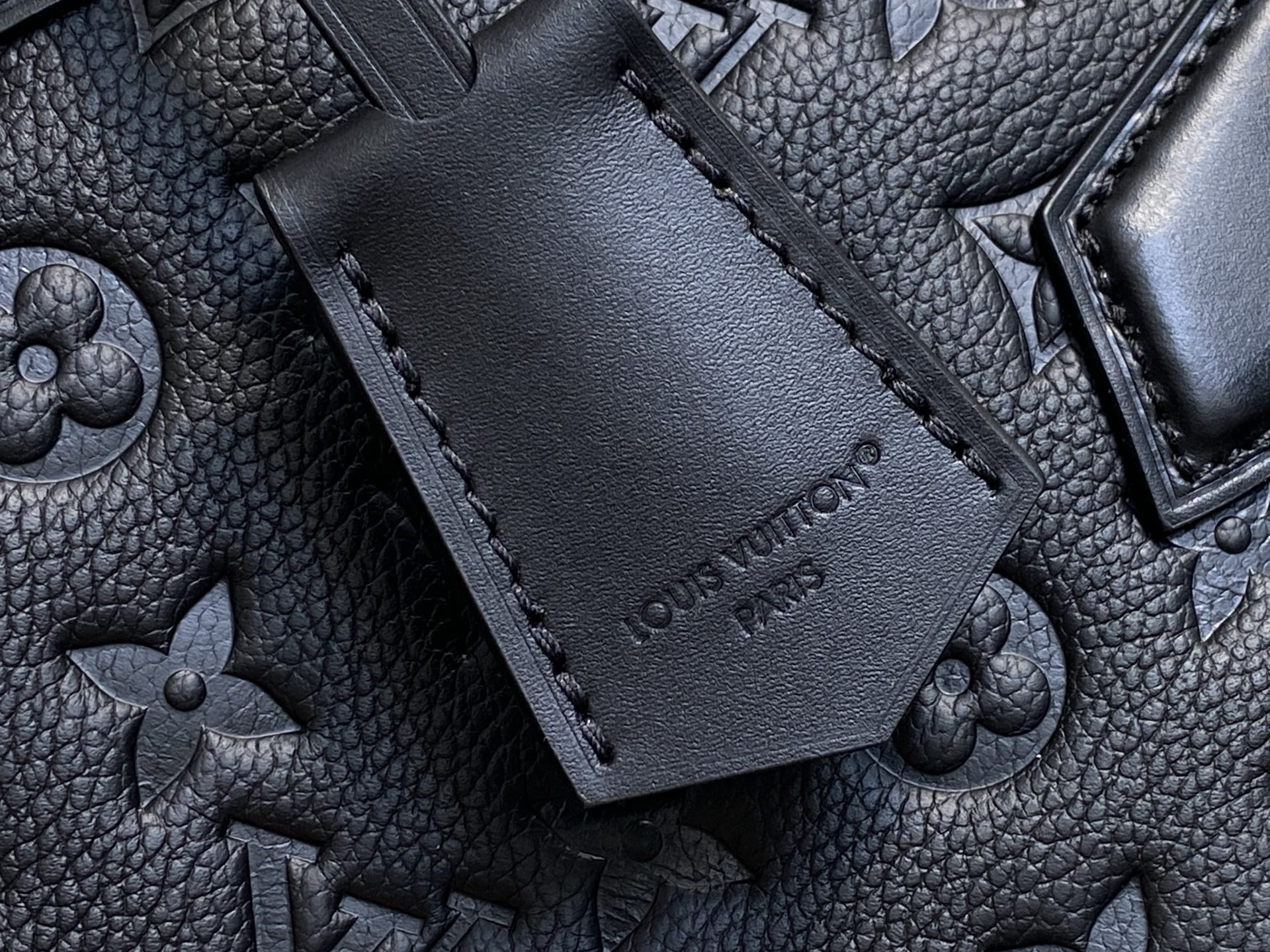 【顶级原单】M26489黑色 全皮压花贝壳包 Alma bb 手袋 充满巴黎优雅气息的Alma BB。光