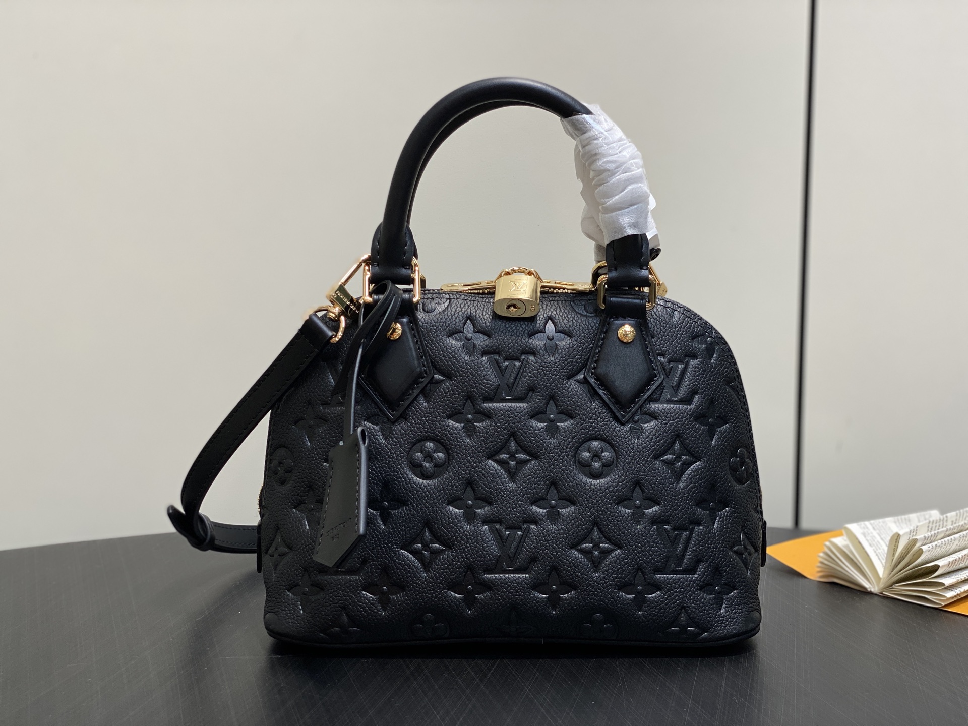 【顶级原单】M26489黑色 全皮压花贝壳包 Alma bb 手袋 充满巴黎优雅气息的Alma BB。光