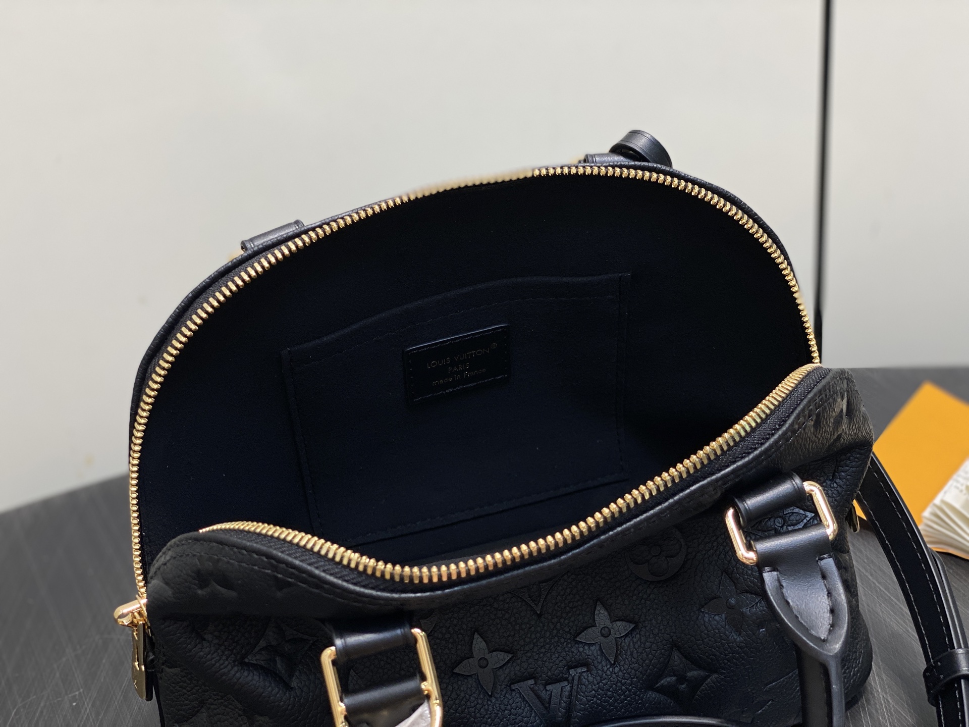 【顶级原单】M26489黑色 全皮压花贝壳包 Alma bb 手袋 充满巴黎优雅气息的Alma BB。光