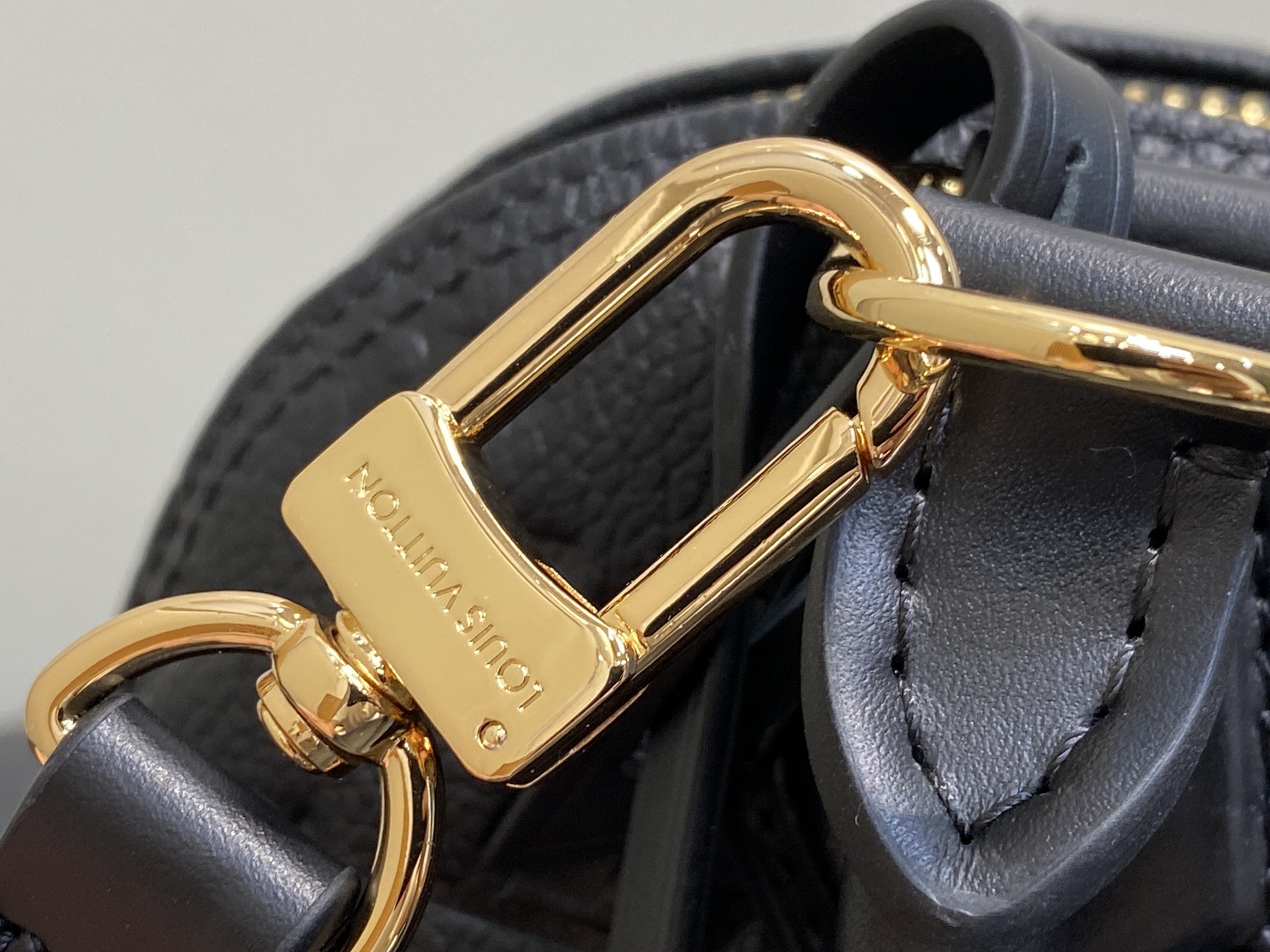 【顶级原单】M26489黑色 全皮压花贝壳包 Alma bb 手袋 充满巴黎优雅气息的Alma BB。光