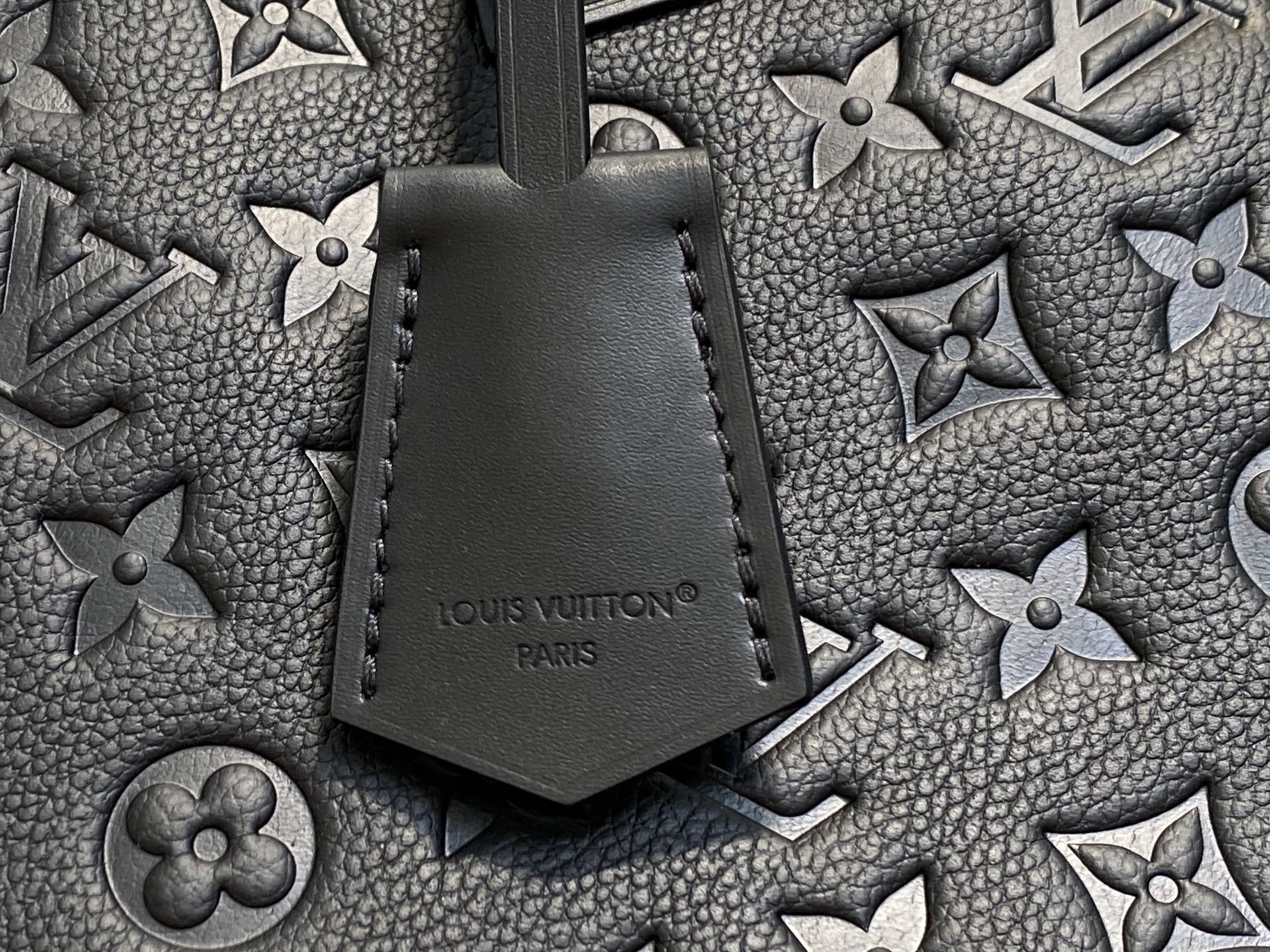 【顶级原单】M26489黑色 全皮压花贝壳包 Alma PM 手袋 标志性的Alma PM，以House