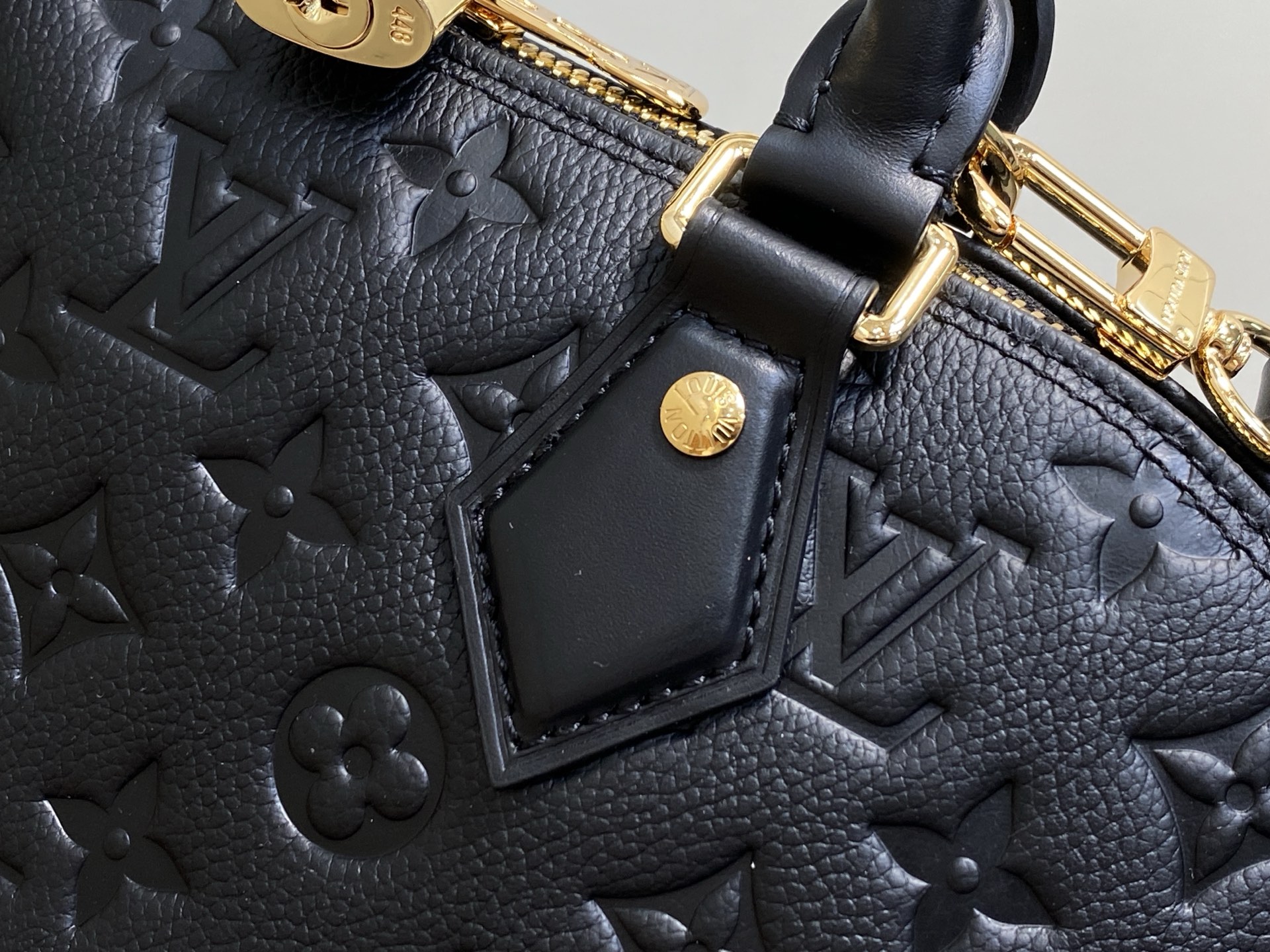 【顶级原单】M26489黑色 全皮压花贝壳包 Alma PM 手袋 标志性的Alma PM，以House