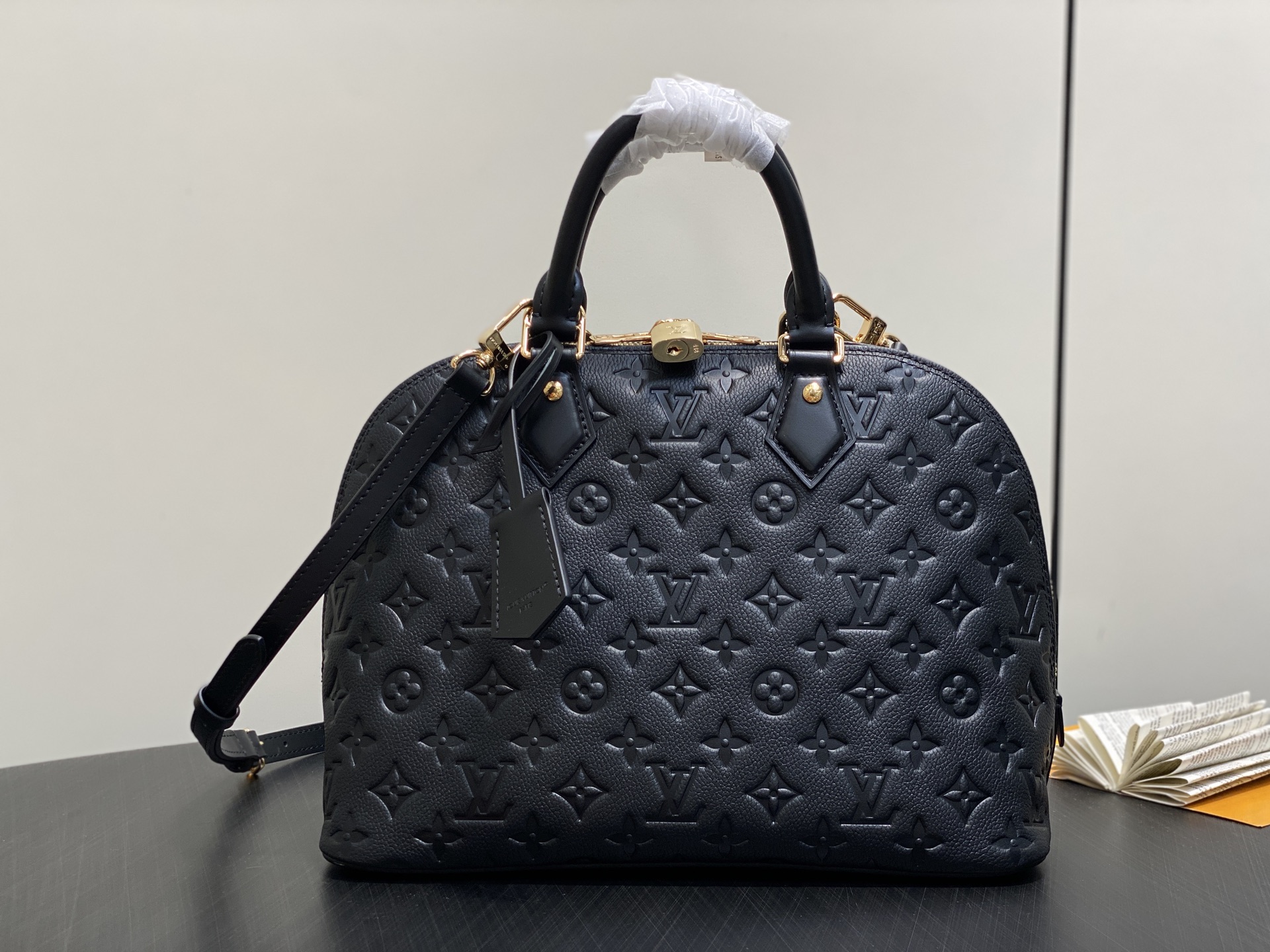 【顶级原单】M26489黑色 全皮压花贝壳包 Alma PM 手袋 标志性的Alma PM，以House