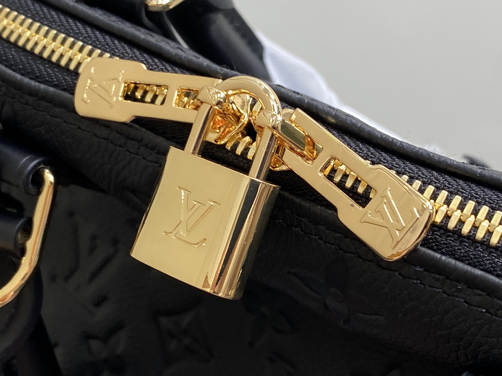 【顶级原单】M26489黑色 全皮压花贝壳包 Alma PM 手袋 标志性的Alma PM，以House