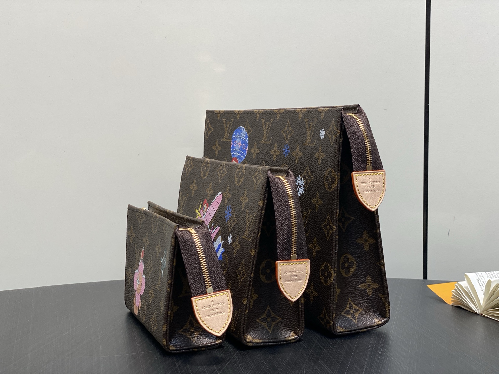 【顶级原单】M15357丝印 圣诞款三件套 当季新款 TRIO 盥洗袋 本款盥洗袋取材 Monogram